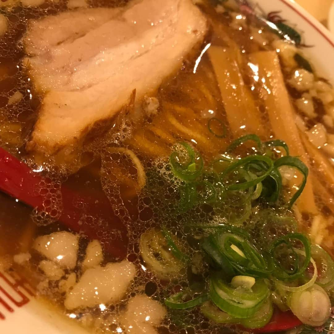 おぎたともこさんのインスタグラム写真 - (おぎたともこInstagram)「【尾道ラーメン】  #このみおぎたともこ #広島グルメ #尾道ラーメン #壱世 #脂LOVE #コクがあるのに後味スッキリ　 #しょうが入っとる気がする #チャーシューは厚くて柔らかい #カメラのピント合わず #結局 #このみーー」3月18日 14時35分 - konomiogitatomoko