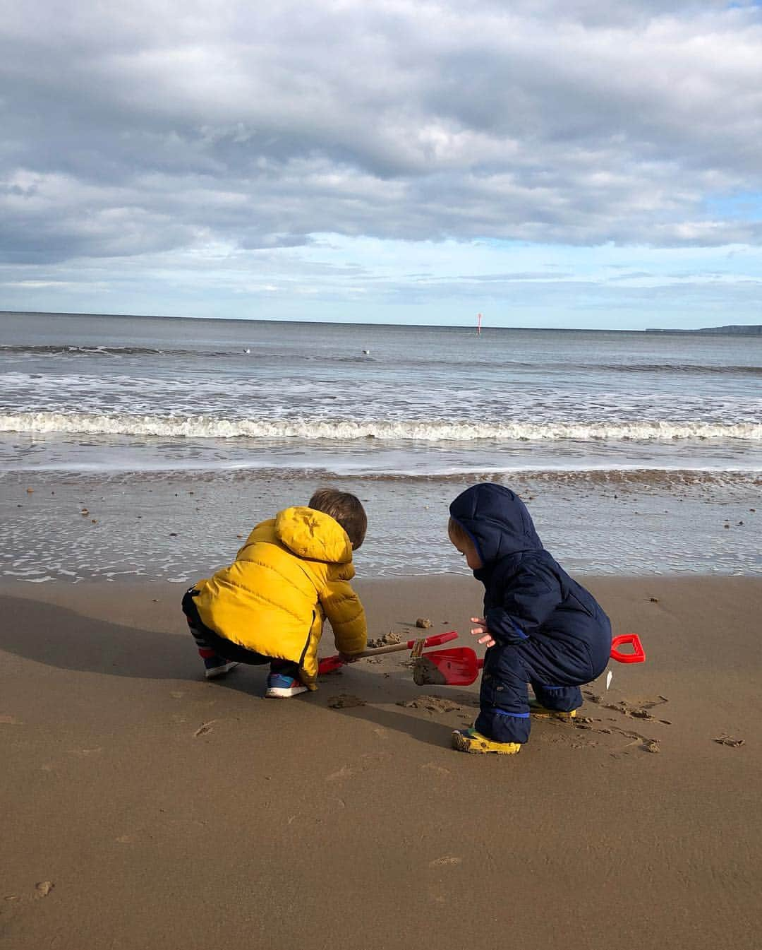 ヘレン・スケルトンさんのインスタグラム写真 - (ヘレン・スケルトンInstagram)「May they stay snuggly, feral, loving and wild forever 😘#family #boys #mumslove #squad #beach #beachbabes」3月18日 14時49分 - helenskelton