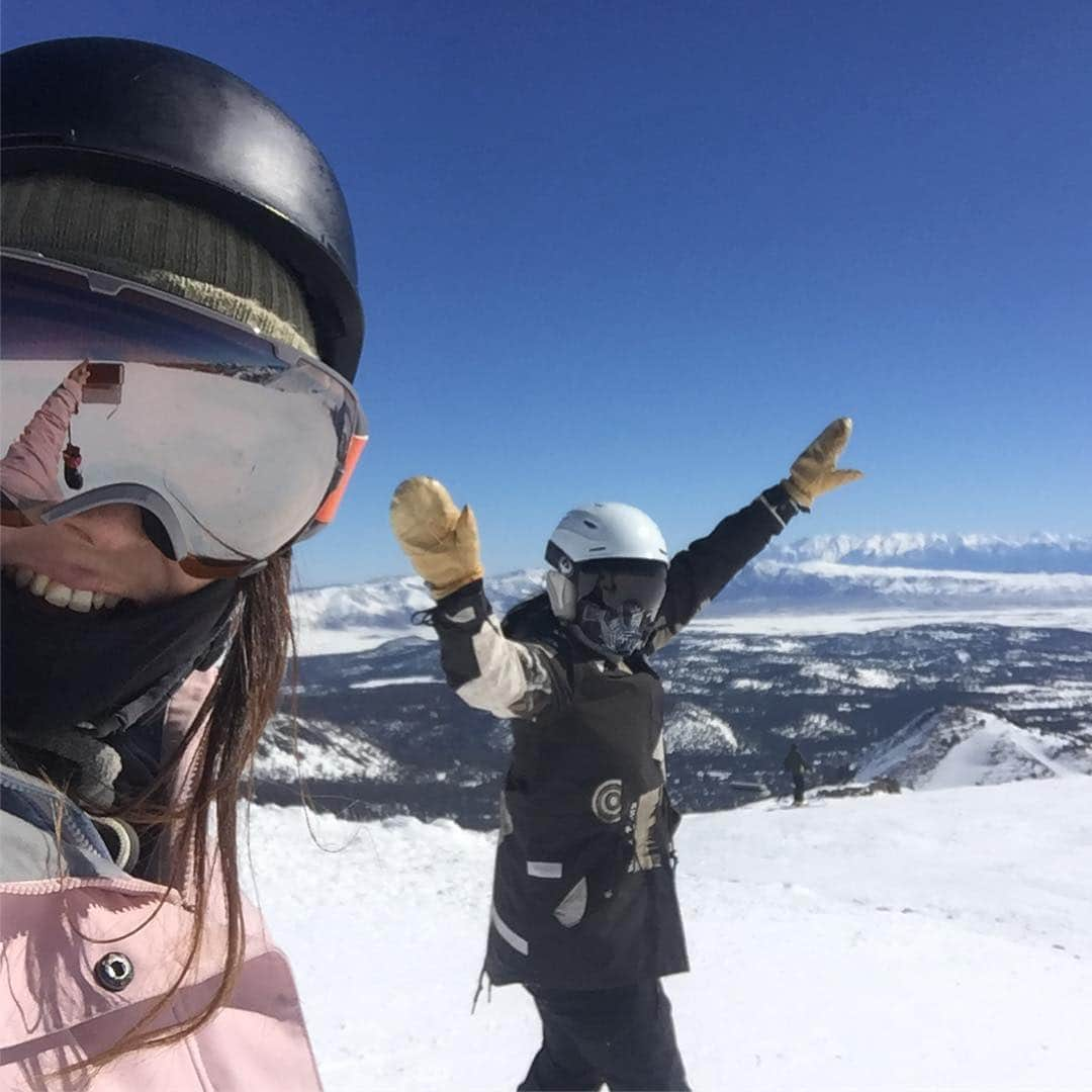 上田ユキエさんのインスタグラム写真 - (上田ユキエInstagram)「Beautiful weekend with friend 💕 スノーボード大好きな母親。 #ladiesshred #momlife #snowboarding #ママライフ #スノーボード」3月18日 14時52分 - yukie_ueda