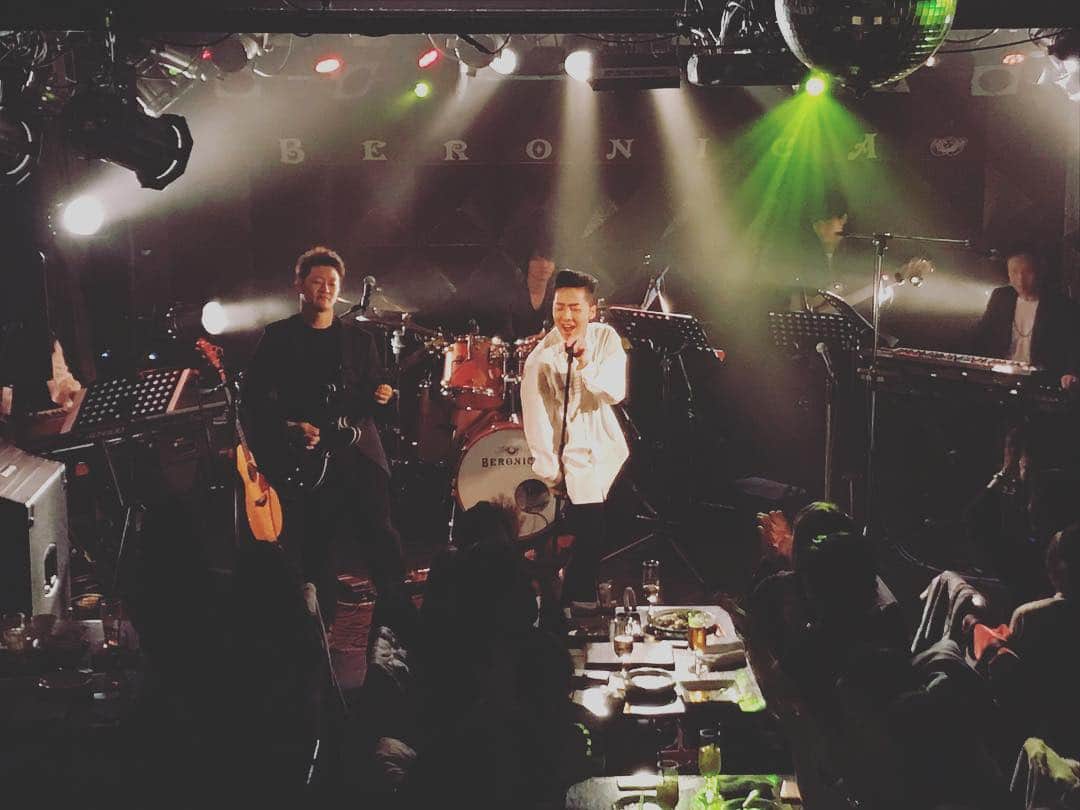 のインスタグラム：「大阪公演も当日来てくれた方もいて満員となりました！！﻿ 嬉しすぎます。﻿ ﻿ 少しでも楽しんでいただけていたら嬉しいです！！﻿ ﻿ 本当にありがとうございました。😌﻿ ﻿ 改めてこのメンバーでツアーできることが奇跡で信じられないし、本当に有り難いです！🎸🥁🎹🎹🎤🎸﻿ ﻿ ﻿ #皆さんの素直な感想が聞きたいです﻿ #クレームも受け付けます笑﻿ #少し傷つくかもですが笑﻿ #よりよくしたいので﻿ #REBBITTOURをハッシュタグつけてじゃんじゃん投稿して下さいね﻿﻿ #REBBITTOUR ﻿﻿ ﻿﻿」