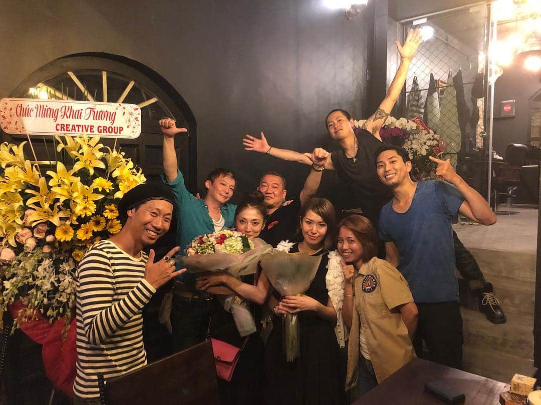 のインスタグラム：「ベトナム🇻🇳VOL.9 オープンスタート！初めましての方ばかりなのに偶然な出会いがあったり、すごく仲良くなり東京恵比寿で再会も約束！本当にびっくりの連続でシャンパンをめちゃくちゃ飲みましたー！ @yoheitakagi_joker からはサプライズでバースデーの花束とゆみちゃんにはwelcomeベトナムと花束🌺本当に嬉しかった！たくさんの出会いと出会ってくれ皆様ありがとうございまーす😊 @yoheitakagi_joker  @joker_the_barber_bar @ami_nakagawa_ @yumi_pinchel  #オープニングイベント #バーオープン #有言実行 #ゲスト #中川愛海 #バースデー #ベトナム #ホーチミン #出会い #出会いに感謝 #ありがとう #結果が全て」
