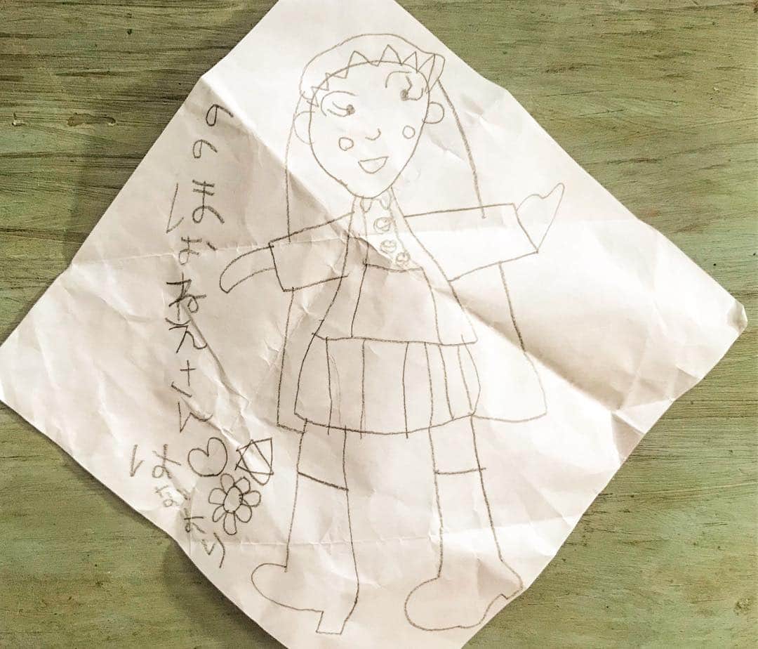 松本野々歩さんのインスタグラム写真 - (松本野々歩Instagram)「年に3回、4年間、チリンとドロンを呼び続けてくれた 緑区民文化センターの皆さんと、一旦お別れの日。 この企画、最後の日。  同じ会場で続けてこれたからこその  出逢いだったり、挑戦だったり。 常連さんがほんとに多くなって、毎回ソールドアウトになりました。 0才の子が4才になって。 友だちみたいに話しかけてくる子がいて。 お母さんが近況を話してくれたり。  ホールの方の提案で、ゲストを入れたり、絵本のコンサートをしたり。 いろんな挑戦もさせていただいて、 去年の１０月にはホールで「チリンとドロン祭」をさせていただいて。  丁寧に丁寧に、こんなにも親子にフォーカスを当てて、いい空間を作ろう、いいものを観せたい、と一丸となって考えて動いてくださるホールの方たち。 すごいひとたちに出逢って、育てていただいたなぁと今、終わってみて思います。  最後は、チリンとドロン&しみずけんたで2ステージ、次の日は恒例の0才のためのコンサート。 チリンドロンけんたは、歌ってくれてるひともたくさんいて、ほんとに楽しい いい空気感でした！  0才のためのコンサートは、ここの方たちがとても大切にしている企画で。 殆どの方たちがはじめましてで、お子さんを連れてのはじめてのコンサートなので、ドキドキやソワソワも充満しています。 回を重ねても、毎回新鮮な気持ちにさせてもらいます。 赤ちゃんの小さな小さな表情の変化や、体の動きを見て届いていることを実感しています。  終わった後も馨さんと、あーだったこうだった、もっとこうした方がいい、と演奏のことだけじゃなくて、ライトのこと、マイクの音量、気温のことのも話しています。 奥が深いねぇ、としみじみ。  4年間、一緒にチリンとドロンを育てていただいて、ひとまずのおわかれ。 花束をいただき、これからもがんばってね。と声をくださって、 チリンとドロンの新しい一歩へ背中を押してもらったようでした。  来て下った皆さん、ありがとうございました！ またどこかで会いましょう〜  そして、 いよいよ新しい作品も育てはじめます！ （もちろんいままでのチリンとドロンの作品、けんたくんとも続いていきますよ。 ぜひぜひお声がけください。全国どこへでも🏃‍♂️🏃‍♀️💨）」3月18日 15時01分 - nonohoms