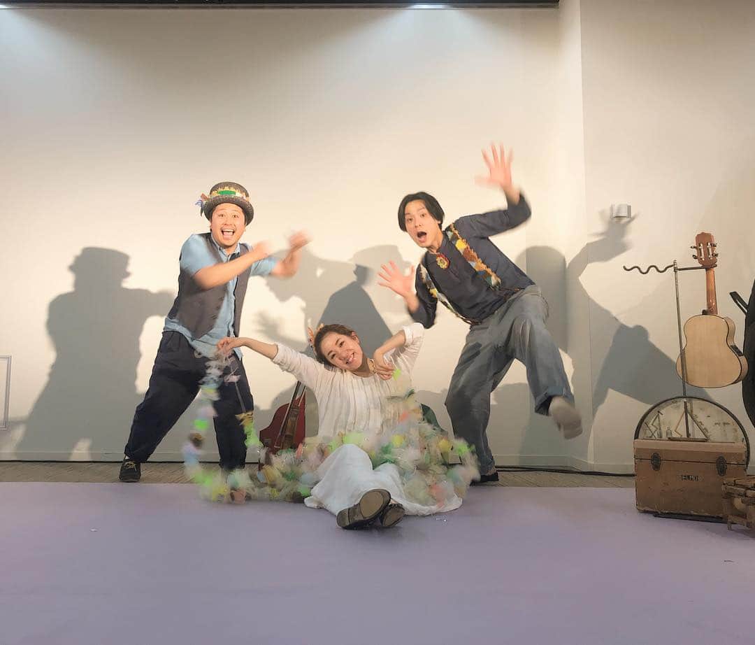 松本野々歩のインスタグラム：「年に3回、4年間、チリンとドロンを呼び続けてくれた 緑区民文化センターの皆さんと、一旦お別れの日。 この企画、最後の日。  同じ会場で続けてこれたからこその  出逢いだったり、挑戦だったり。 常連さんがほんとに多くなって、毎回ソールドアウトになりました。 0才の子が4才になって。 友だちみたいに話しかけてくる子がいて。 お母さんが近況を話してくれたり。  ホールの方の提案で、ゲストを入れたり、絵本のコンサートをしたり。 いろんな挑戦もさせていただいて、 去年の１０月にはホールで「チリンとドロン祭」をさせていただいて。  丁寧に丁寧に、こんなにも親子にフォーカスを当てて、いい空間を作ろう、いいものを観せたい、と一丸となって考えて動いてくださるホールの方たち。 すごいひとたちに出逢って、育てていただいたなぁと今、終わってみて思います。  最後は、チリンとドロン&しみずけんたで2ステージ、次の日は恒例の0才のためのコンサート。 チリンドロンけんたは、歌ってくれてるひともたくさんいて、ほんとに楽しい いい空気感でした！  0才のためのコンサートは、ここの方たちがとても大切にしている企画で。 殆どの方たちがはじめましてで、お子さんを連れてのはじめてのコンサートなので、ドキドキやソワソワも充満しています。 回を重ねても、毎回新鮮な気持ちにさせてもらいます。 赤ちゃんの小さな小さな表情の変化や、体の動きを見て届いていることを実感しています。  終わった後も馨さんと、あーだったこうだった、もっとこうした方がいい、と演奏のことだけじゃなくて、ライトのこと、マイクの音量、気温のことのも話しています。 奥が深いねぇ、としみじみ。  4年間、一緒にチリンとドロンを育てていただいて、ひとまずのおわかれ。 花束をいただき、これからもがんばってね。と声をくださって、 チリンとドロンの新しい一歩へ背中を押してもらったようでした。  来て下った皆さん、ありがとうございました！ またどこかで会いましょう〜  そして、 いよいよ新しい作品も育てはじめます！ （もちろんいままでのチリンとドロンの作品、けんたくんとも続いていきますよ。 ぜひぜひお声がけください。全国どこへでも🏃‍♂️🏃‍♀️💨）」