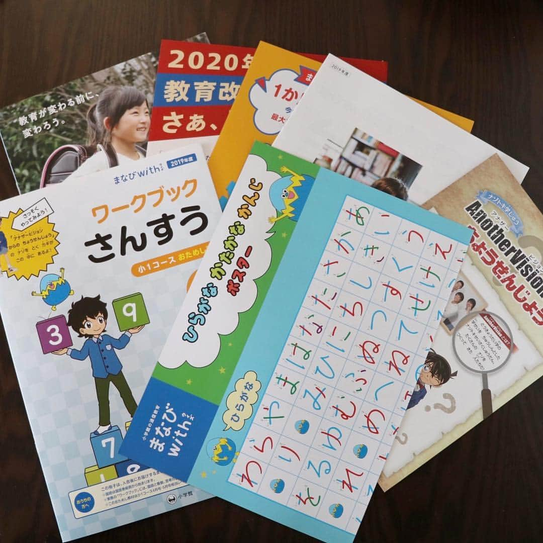 Akiさんのインスタグラム写真 - (AkiInstagram)「3/18 ・ 小学校入学前に おうちで出来るようにしておいてください と先生から言われたこと🗣 ・ ☑︎自分の名前をひらがなでフルネームで書く ☑︎言いたい事をきちんと伝えられるようにする ・ ・ 先生が 👩‍🏫「どうしたの？」 と聞いても 気持ちを伝えられない子が多いんだって🗣 ・ たしかにうちの子も 困ったり怒られたりした時 無言貫いてるなぁ🤦‍♀️💭 ・ ・ 春休み中に 少しでも小学校の雰囲気を味わえるように まなびwithのお試し教材を やってみました✍️ ・ 子どもが楽しい！ と思えるような工夫がいっぱいで ストイックに一気に数ページもやってました☺️✍️ ・ ・ 私は勉強が苦手だったので 娘には楽しく学んでもらえたらいいな☺️ ・ ・ ・ ・ #まなびwith#通信教育#新一年生#入学準備#6歳#1年生#子育て#勉強#インスタキッズ#仙台ママ#仙台#ig_kids#ig_kidsphoto#kids_japan#mamagirl#comona#instagram_kids」3月18日 15時05分 - mas_0504