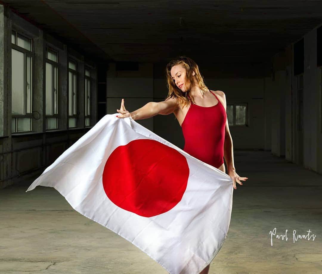 フェムケ・ヘームスケルクのインスタグラム：「Let your goals be like a red flag to a bull! 💪🤩🇯🇵 . . . .  #MondayMotivation #ChasingGoals #LetsGoBaby 📸 : @paulraats」