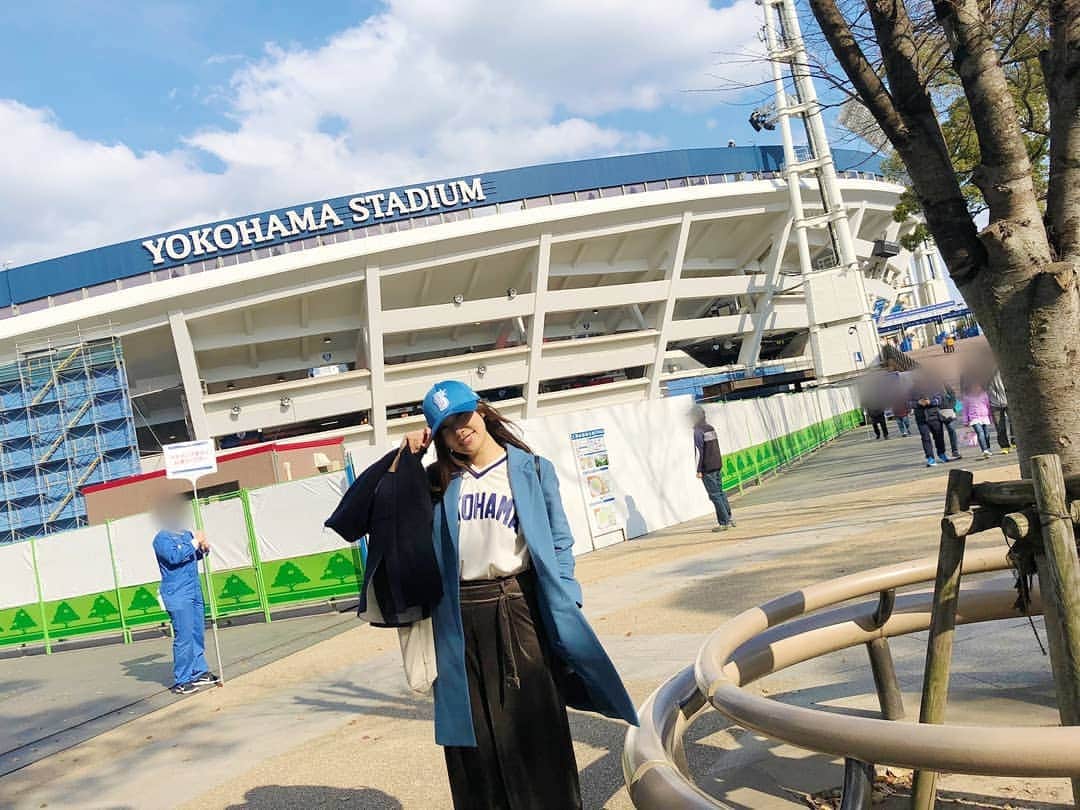 橘亜李彩のインスタグラム：「baystars オープン戦！ 待ちに待ったハマスタ！！ . 安定のあやかさやかと対マリーンズのオープン戦を観に行ってきました！ 新しくできたウィング席は、上から全体をみる感じで少し遠いかなと思ったけど、そんなの全然気にならないくらい良き席でした！ . ベイマグロ丼と青泉寮カレーも美味しくいただきつつ！ diana2019のお披露目も見られつつ！ . ウィング席には初ホームランでつっつのすごい球が！ 去年までなら場外ホームランてことだもんね！ すごすぎる！！！ . 大好きな人達と青空の下、大好きな場所で大好きな球団を応援する！ Happy dayでした💙 . . . #横浜denaベイスターズ #baystars  #ベイスターズ #横浜 #yokohama #横浜スタジアム #ハマスタ #はまっこ #大洋ホエールズ #ホームラン #ありさやあやか #diana」