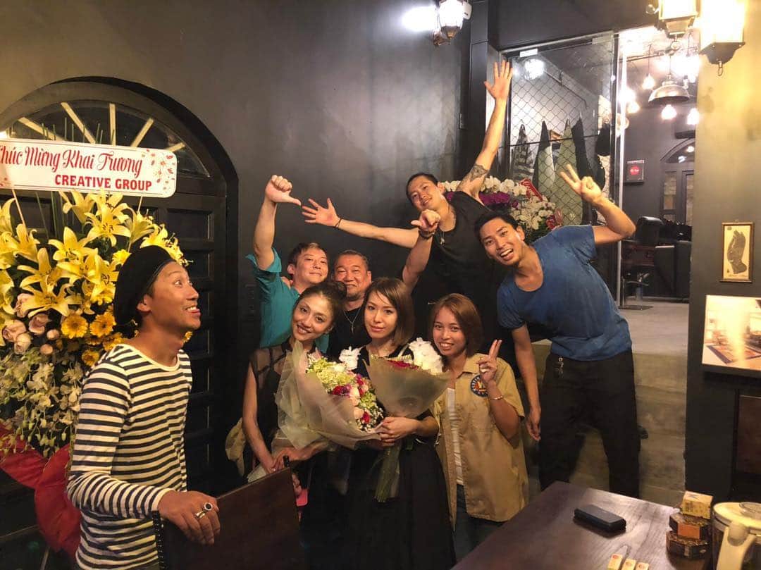 のインスタグラム：「ベトナム🇻🇳VOL.10 無事にオープンイベントも終わりみんなで打ち上げ！街中の路面店にある屋台へ！ 〆のフォーが最高に美味しく、近くに販売しにきたベトナムの名物？アヒル「ホビロン」を食べてみてと食べた！ うーん。生きた卵！スープを飲んで中からアヒル？が、、、いやー！びっくりした⁉️味は美味しいのか、、、あまり記憶がない…翌日思い出し気持ち悪くなりました笑笑 ベトナムの方何人かに聞いたら食べられる人少ないし…名物とかではなかったことが発覚！これもよい思い出になりました！ ぜひ一度は体験してみてください！ @ami_nakagawa_ @yumi_pinchel  #オープニングイベント #バーオープン #有言実行 #ゲスト #ベトナム #ホーチミン #ベトナムり料理 #ホビロン #びっくり #アヒル #やばかった #中川愛海 #結果が全て #屋台最高」
