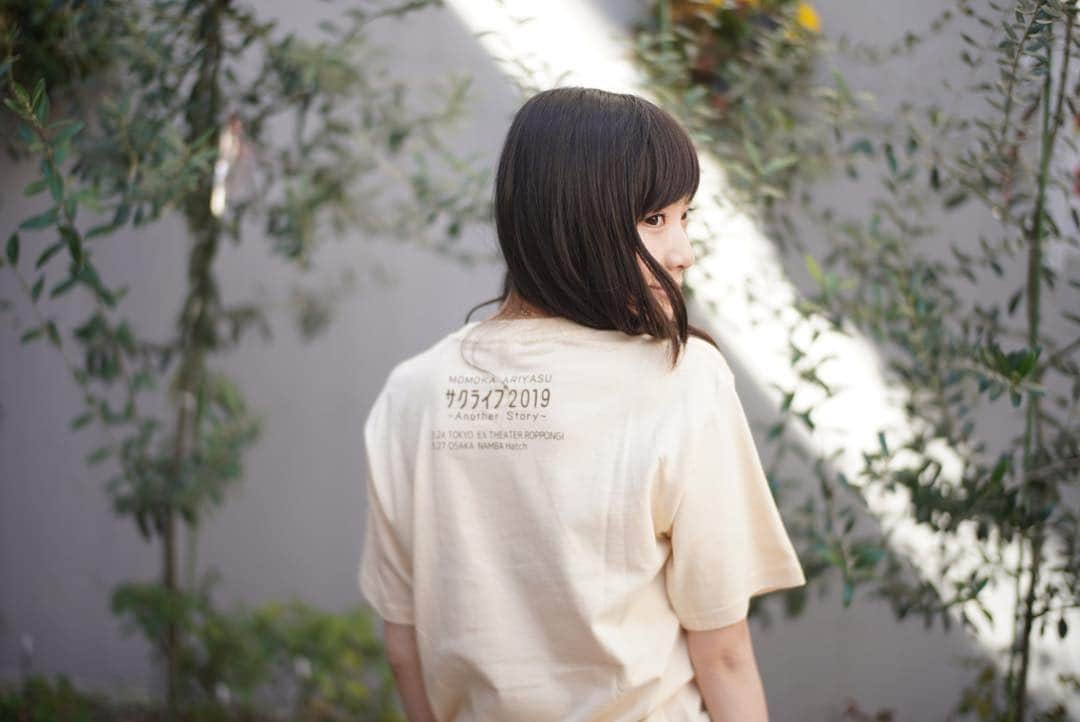 有安杏果さんのインスタグラム写真 - (有安杏果Instagram)「♪﻿ ﻿ 春らしいナチュラルカラーのTシャツも﻿ どうしても作りたくなり﻿ 今回Tシャツ2種にしました！🎀﻿ みんなはどっちが好きかなー？👀﻿ ﻿ ﻿ 今日の18時に﻿ サクライブのグッズのラインナップ含め﻿ 諸々詳細を発表させていだきます！！﻿ ﻿ ﻿ ‪今までこのようなインフォメーションとかも﻿ SNSで私が発信させていただきました…‬﻿ ﻿ ‪もう少ししたらスタッフさん達に﻿ 引き継いでもらおうと思ってます‬﻿ ‪本当に1年間ありがとうございました（・Θ・）‬﻿ ﻿ ‪今後ともよろしくお願いします！‬﻿ ﻿ ﻿ #有安杏果﻿ #サクライブ﻿ #Tシャツ﻿ #グッズ﻿ #交換日記﻿ #感謝」3月18日 15時15分 - ariyasu_momoka_official