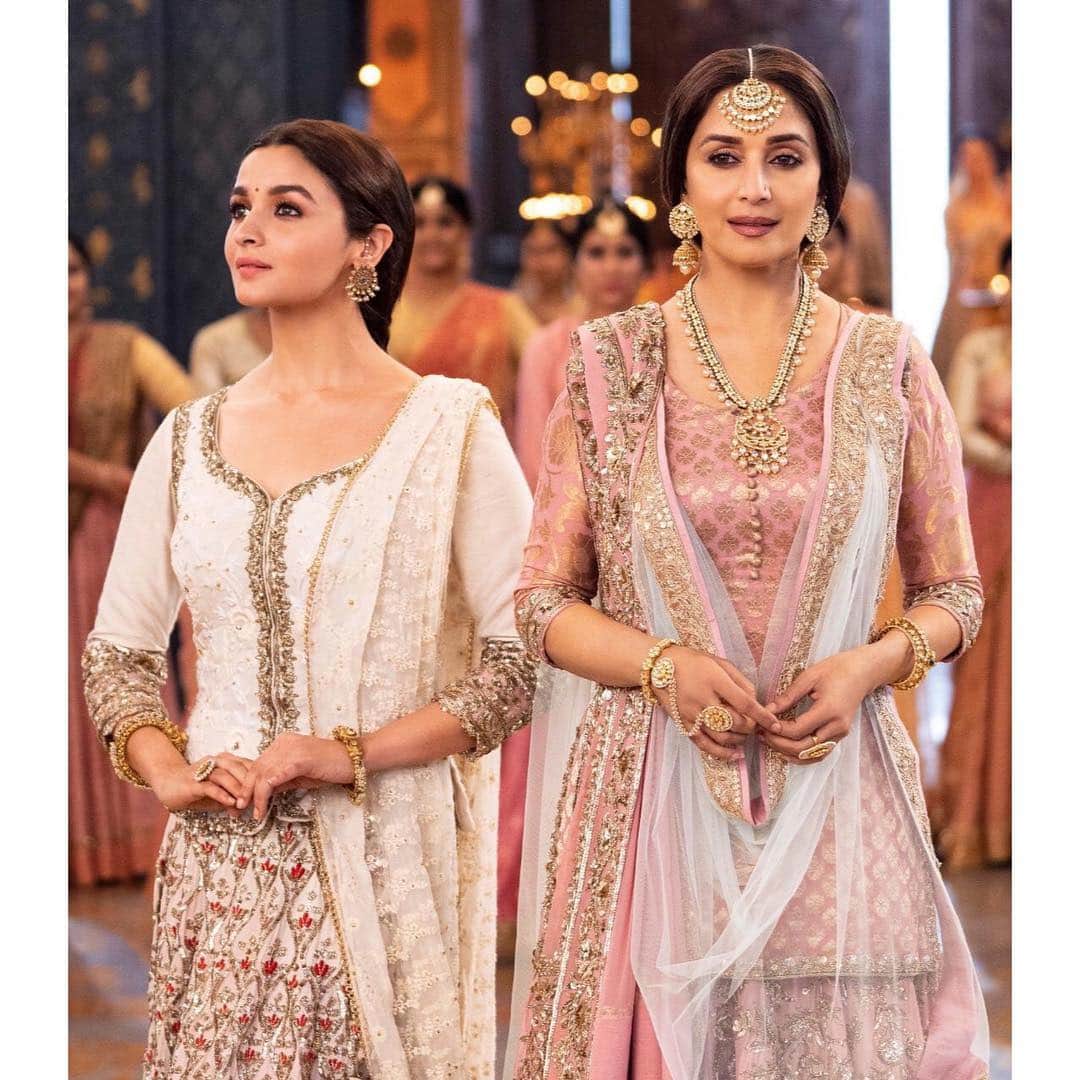 アリア・バットのインスタグラム：「#GharMorePardesiya today at 12:30pm❤️」