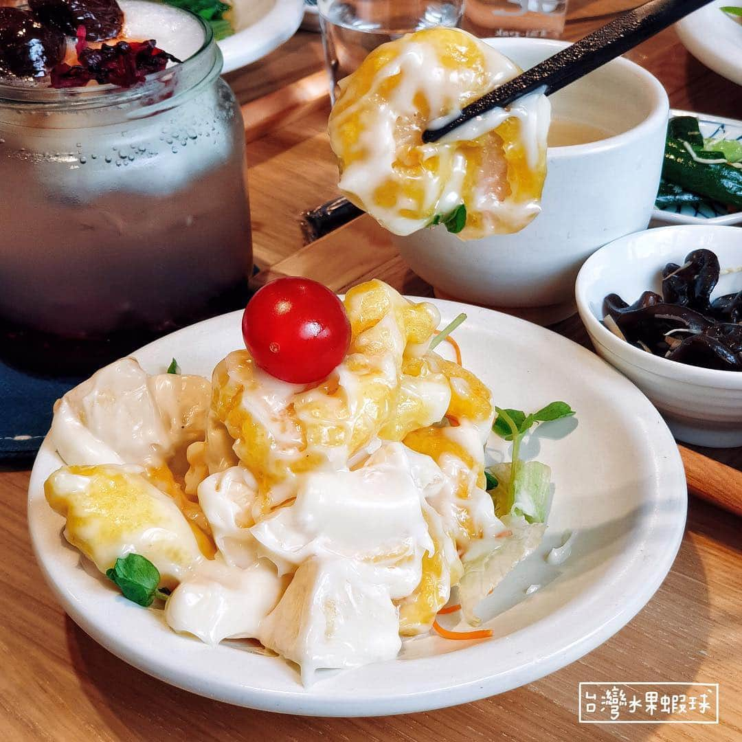 4foodie, for foodieさんのインスタグラム写真 - (4foodie, for foodieInstagram)「📍Taipei, Taiwan 食習 have a seat / 以下餐點及價位 福菜蓮子蒸肉 $280 美味程度：🌕🌕🌕🌑🌑 💡補充💡蒸肉吃起來肉香蠻不錯的，醬汁清甜，但味道真的挺淡的，理解這家的調味都是比較健康一點，但我覺得這道味道上真的略不足，再少許鹽巴提味應該味道能更不錯👌🏻 平溪酸菜牛肉絲 $320 美味程度：🌕🌕🌕🌕🌑 💡補充💡又酸菜夠酸，加入辣椒吃起來酸又辣，開胃又下飯，牛肉絲炒的很香，肉絲不會太硬，是軟嫩的，我很喜歡這道👍🏻😍❤️ 台灣水果蝦球 $150 美味程度：🌕🌕🌕🌗🌑 💡補充💡裹的炸衣咬下後和蝦肉有點空氣感，比較可惜，但調味挺不錯的，美乃滋不會太膩口，水果除了鳳梨還有蘋果🍍🍎 玫瑰洛神氣泡 $140 美味程度：🌕🌕🌕🌗🌑 💡補充💡攪拌均勻喝味道夠味，很淡雅的味道，氣泡感不會太重，玫瑰和洛神的香氣都有出來☺️(上面定食套餐+$180可選$120飲品和$120台式點心，我們其中一個定食加了這個和上面的蝦球，但他們單價是超過$120所以要再補差額哦，我蝦球和飲料價錢是先寫單點價的) 整體： 環境衛生：🌕🌕🌕🌕🌑 服務態度：🌕🌕🌕🌕🌑 再訪意願：🌕🌕🌕🌗🌑 🗺台北市中山區南京西路14號4樓(誠品南西) 🚇捷運中山站1號出口 ☎️(02)2511-2926 ⏰11:00-22:00 週五週六最後點餐時間為21:00週日至週四20：30 🍽2019.03.15到訪用餐 💡補充💡附餐有含湯品、蒸蛋、季節佐菜、飯可以選白飯或雜糧飯，湯品的部分味道很單純喝的出來沒有太多複雜的調味👌🏻是味增湯。蒸蛋近乎無味😂。季節佐菜這天是涼拌黃瓜、花椰菜一朵和醋溜黑木耳，涼拌黃瓜味道不太夠，醋溜黑木耳也是，但有薑的提味整體稍比黃瓜好些，花椰菜應該真的鹽水煮過而已。飯我們選雜糧飯，米煮的有點偏濕軟些，不夠粒粒分明或有Q勁口感上比較不是我喜歡的😅整體算挺家常飯菜的，但又比一般家常調味更偏清淡健康養生，我個人倒是不排斥這種，甚至挺喜歡這種樸實的餐廳的，畢竟平時吃夠多重鹹重味的食物了🤣但如果你是喜歡味道重一點、鹹一點，吃不太慣這種飲食的人可能這家會不太合你胃口哦～ 🕵🏻‍♂️4foodie告訴你🕵🏻‍♂️旁邊是神農市場，販售許多台灣好食材！選項非常多，從蔬菜水果到果醬、麵、牛奶、泡菜、果乾、調味料都可以挑選購買哦👍🏻 #4foodie #4foodie中山站 #神農生活 #台北美食 #中山美食 #中山站美食 #taipei #神農生活 #食習 #食習haveaseat #4foodiexsamsung #samsung #galaxynote9 #note9 ©版權所有，不得轉載copyrights reserved space」3月18日 15時27分 - 4foodie