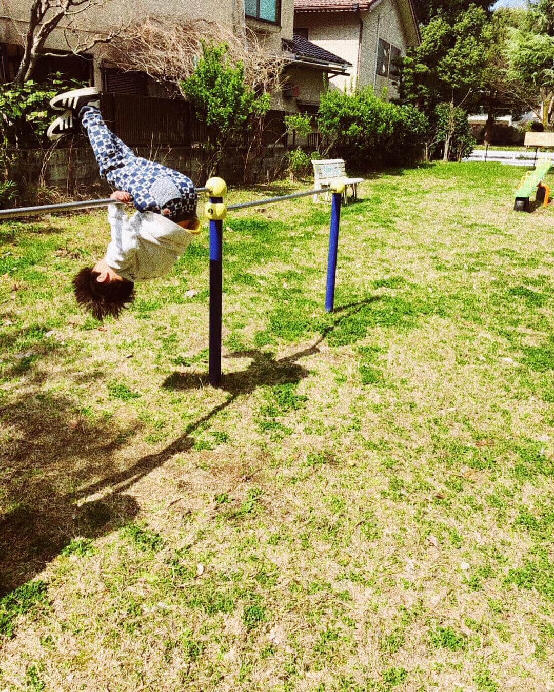 スザンヌさんのインスタグラム写真 - (スザンヌInstagram)「努力は実る🌈を﻿﻿ 息子を見て学ぶ。﻿﻿ ﻿﻿ 去年の夏頃から、園庭で、公園で（なので近所の鉄棒ある公園はほぼ制覇。😂）﻿﻿ ﻿﻿ 練習に練習を重ねて、﻿﻿ 逆上がりができるようになってた🌈﻿﻿ ﻿﻿ 頑張りまめがやぶれてもリバテープ貼りながら、﻿ 鉄棒愛がとまらない息子が愛しくもあり心配でもありますが、毎日ちょっとずつ頑張る💪と﻿出来るようになるものなんだね。﻿﻿ 頼もしい！！﻿かっこいいぞ🕺﻿ ﻿﻿ わたしは逆上がり小さい時も﻿﻿ たぶんできてなかったはず。😂﻿﻿ ﻿﻿ でも、﻿ ﻿ ママ見ててー﻿﻿ ずーっと見ててーって﻿﻿ ほんの一瞬でも目を離すと、﻿﻿ 「ちゃんとぜんぶ見なかったらばばあってよぶよ」っておどしてくるのはお願いだからやめてほしい😂﻿﻿ ﻿﻿ てかばばあって呼ばれたくないことどこで知ったの？笑笑﻿﻿ ﻿﻿ ﻿﻿ あと数日で終わる年中さん生活。﻿﻿ 怪我なく風邪もなるだけひかずに、﻿﻿ みんなで終業式を迎えたいな🌸」3月18日 15時38分 - suzanneeee1028