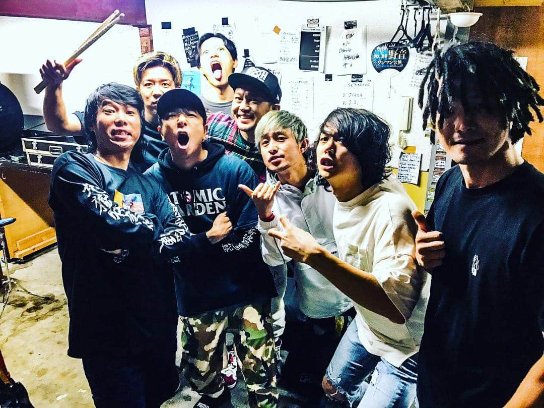 難波章浩さんのインスタグラム写真 - (難波章浩Instagram)「with TOTALFAT guys‼︎ Melodic Punk is not Dead‼︎ #NAMBA69 #TOTALFAT」3月18日 15時38分 - akihironamba