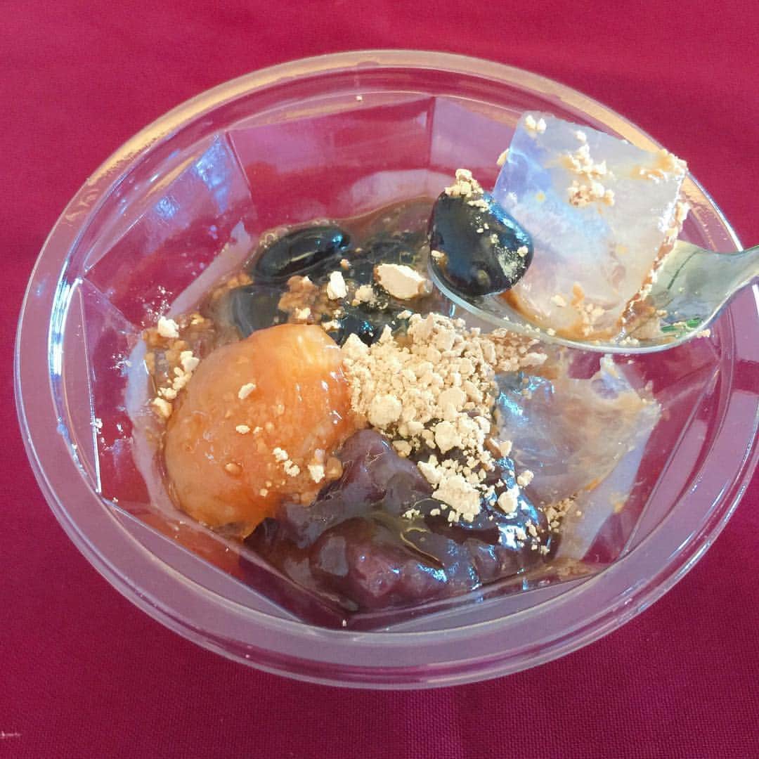 のインスタグラム：「❂たねやのあんみつ 日本に帰った夫に伯母が持たせてくれた、 たねやのあんみつ🍧 しあわせ… 寒天とか、久しぶり。 期間限定🍓苺あんみつもあって、そちらも美味でした。  #和菓子好き#餡子好き#cebu#セブ島 #セブ島子育て」