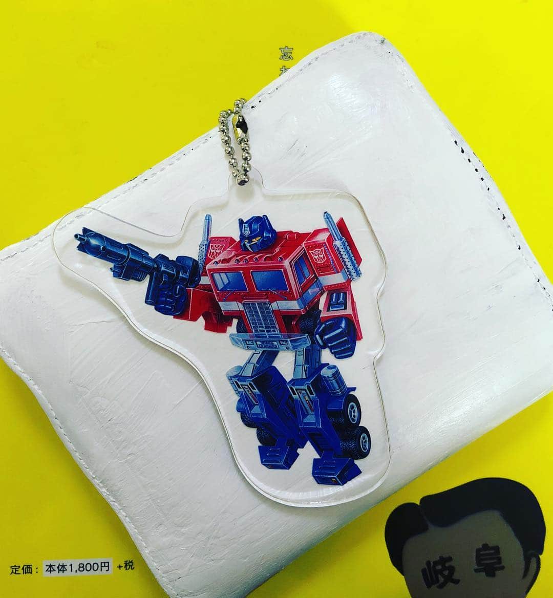 水野しずのインスタグラム：「しずの財布かわいすぎになってしまった (トランスフォーマー 展で買った) トランスフォーマーなんでもありでコッテリしててテリつきやデラデラやヌラヌラの質感に満ちていてエネルギーを発してて人間のイメージ力や生命体としての可能性を示していてとっても惹かれるんだよね〜 あの世界の中での性的なニュアンスも無二だよね〜」