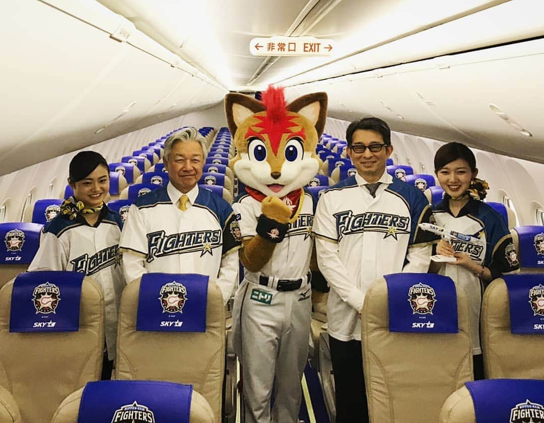 北海道日本ハムファイターズ フレップさんのインスタグラム写真 - (北海道日本ハムファイターズ フレップInstagram)「. 北海道の誇りを胸に、いざ大空へ🛫 3月19日に就航するスカイマークの「ファイターズジェット」がいよいよお披露目されたよ✨✨ なんと機体の左側にはでっかくオレの姿が🤣‼️ 北海道から全国へ&全国から北海道へ向かう沢山のみんなの力になれたら嬉しいなっ🌠  #スカイマーク #ファイターズジェット #lovefighters #驀進 #飛び出せ新時代 #フレップ」3月18日 15時42分 - frep_the_fox