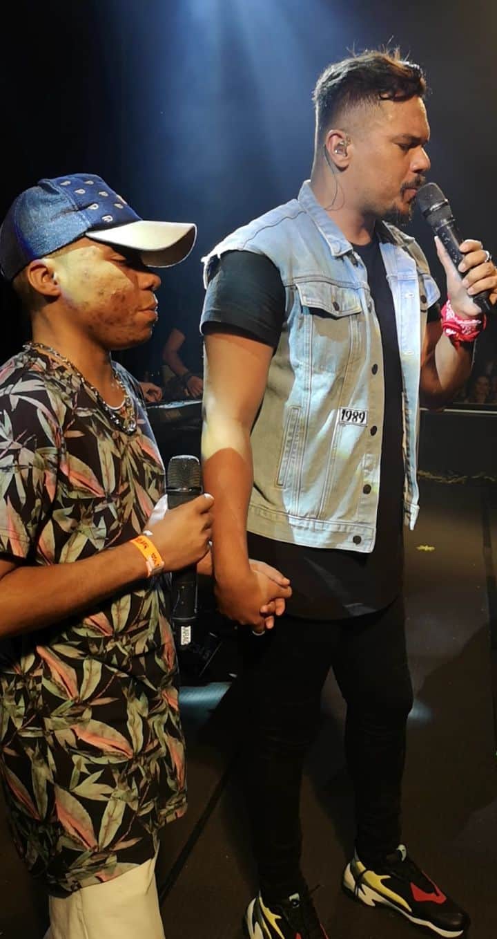 のインスタグラム：「Bom demais estar novamente em Cuiabá! E pra noite ficar ainda mais especial, tivemos o prazer de cantar com esse jovem talentosíssimo. O Pelezinho é deficiente visual, mas isso é apenas um detalhe. Ele canta com a alma e vê a vida com os olhos do coração ♥ Obrigado por mais uma noite especial ao lado de vocês! 👊🏼 #SorrisoVoltei」