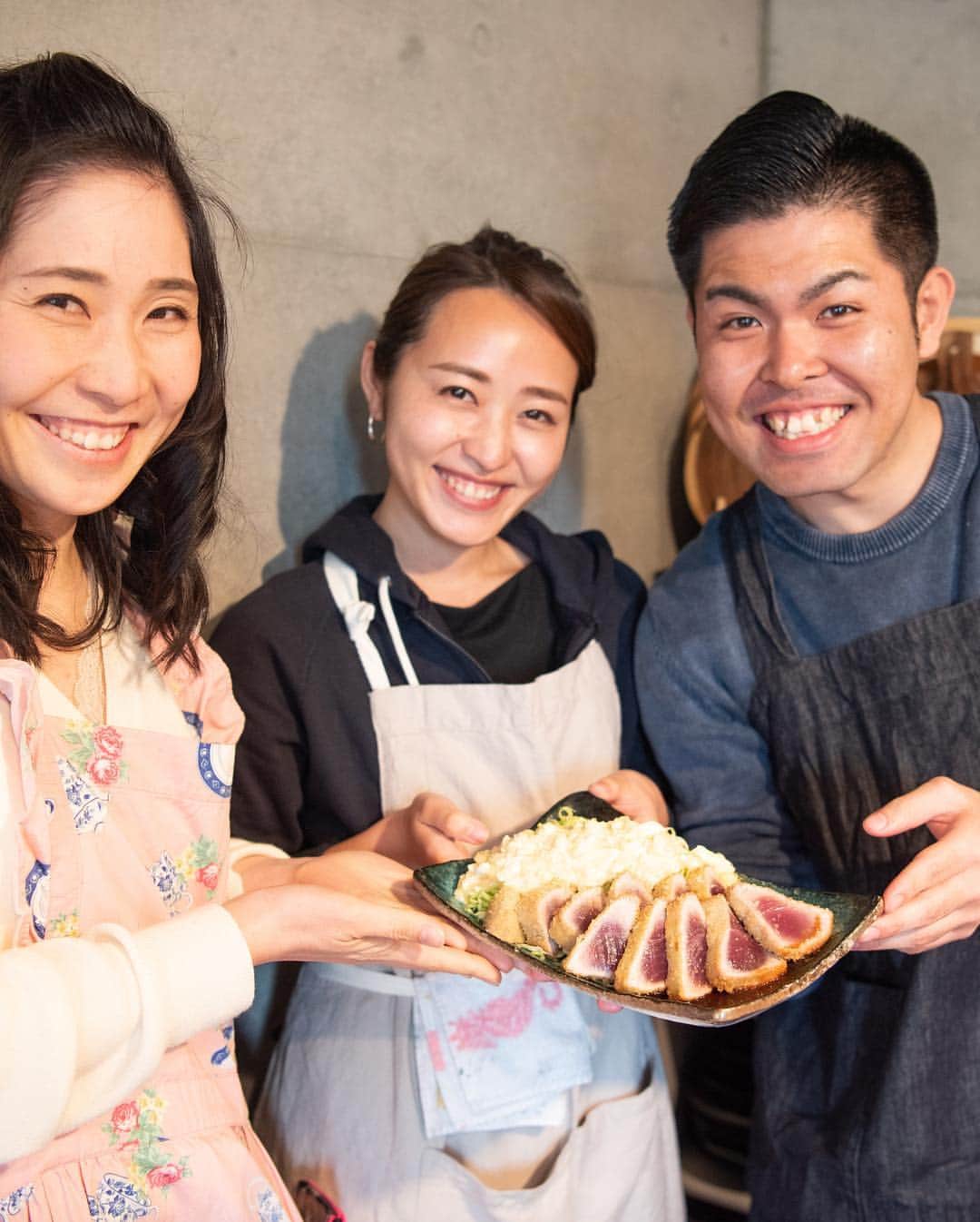 Iguchi Takuto... おうちごはんおじさんさんのインスタグラム写真 - (Iguchi Takuto... おうちごはんおじさんInstagram)「. •特製春ちらし🌸 *お知らせあり Foodies Labo(@foodies_labo )として立ち上げた、都内を中心とする料理教室を主体としたコミュニティですが、昨日第2回を開催致しました☻ 一言で言うとLaboの軸は、【簡単•美味しい•楽しい😊】です。 なのでもちろん初心者の方も大歓迎！ 皆さんに、より食を、料理を、好きになってもらったり、 得意になってもらうことを願って立ち上げています。 毎月開催していくので、興味のある方は是非、 こちらをチェックして下さいね☻ ➡︎ (@foodies_labo) そして、迷ったはる方も是非いつでも気軽にお申し込みください😌 学生さんから主婦さん、バリバリの仕事したはる人、 もちろん男性も、さまざまな方がお越し下さっています！ . . ..The 2nd Foodies Labo🍳.. 午前と午後の2部制で、12名の方におこしいただきました。(*スワイプ👈) 都内はもちろん、埼玉や千葉や神奈川から来てくださる方もおり、 本当に御足労いただけることに感謝しております！！！ 今回は春を意識した、季節の特別開催で、 •わっぱで味わう春ちらし •カツオのレアかつ*特製和風タルタル •柚子香るとろろとなめこのお澄まし というラインナップで、大変盛り上がりました。 ご参加下さった皆さん、本当にありがとうございました。 僕もめちゃくちゃ楽しかったですよ😊🌸 . 当日の様子は、ストーリーか、トップページから行ける ハイライト<🍴Foodies Labo>にまとめています😊 . 次回は4/21(日)The 3rd Foodies Laboを開催予定！☻ 詳細は、後日ストーリーに投稿いたします。 時系列でいうと、先に (@foodies_labo)で投稿するので、 興味のある方はこちらを見てくださいね😋 . いずれも先着制を重視しての開催予定です。 どうぞよろしくお願いします☻ . . 美味しいで日本を元気に꒰⍨꒱.+* . . #FoodiesLabo #料理教室 #ワークショップ #WS #料理研究会 #東京 #Tokyo #品川区 #料理好きな人と繋がりたい #料理大好き #フードスタイリスト#趣味の料理研究家#料理家#料理研究家#井口タクト#おうちごはん#おうちごはんおじさん#おうちごはんLover#料理男子#家庭料理#クッキングラム#クッキングラムアンバサダー#マカロニメイト#Foodstylist#ouchigohan_ojisan#cookingram#IGersJP#instagramjapan#japanesefood#ちらし寿司」3月18日 6時48分 - ouchigohan_ojisan