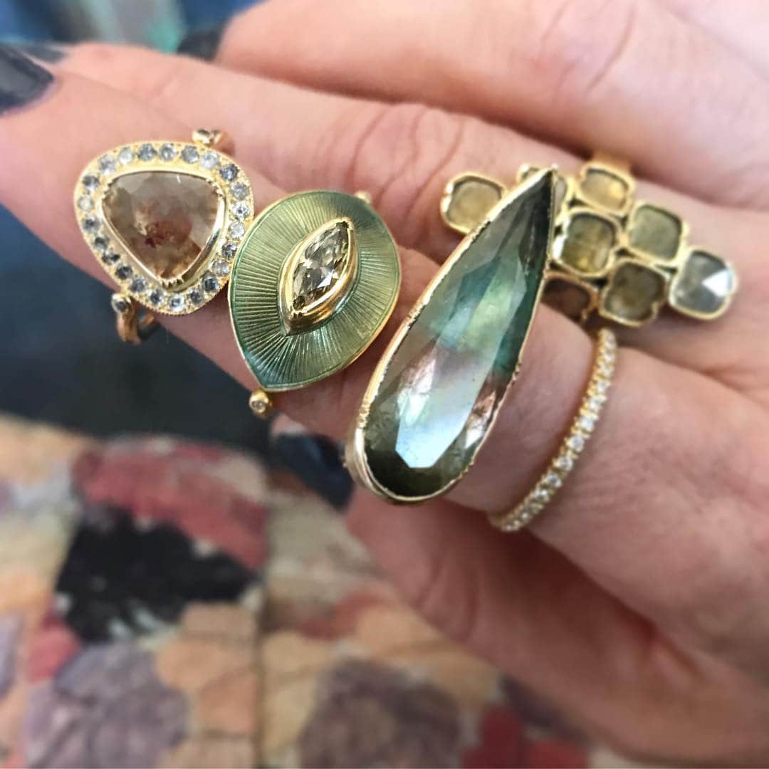 のインスタグラム：「My kind of greens 💚. Happy St. Patrick’s Day ! ☘️🍀 #showmeyourrings #bicolortourmaline #handengraved #talisman #rawdiamond #greydiamomd #brookegregson」