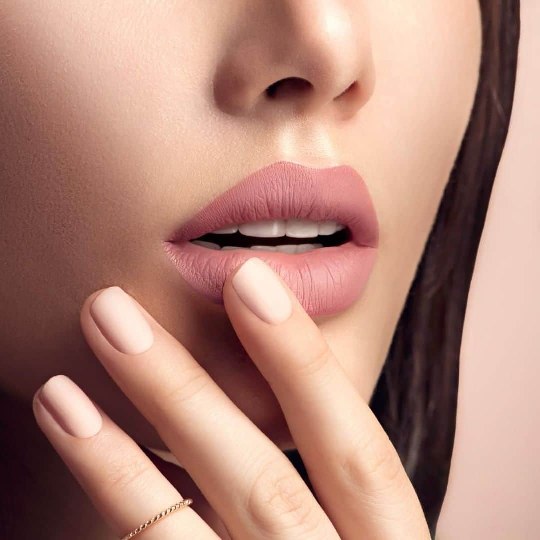 Motives Cosmeticsさんのインスタグラム写真 - (Motives CosmeticsInstagram)「Nothing says sexy like a matte nude lip 💋. Get this look with our Mavens Mattes in Reveal Me. . . . . #motives #motivescosmetics #naturalbeauty #makeup #mua #makeupartist #makeuplover #makeupaddict #makeupobsessed #makeuplove #lips #sexylips #nudelip #lipstick」3月18日 7時00分 - motivescosmetics