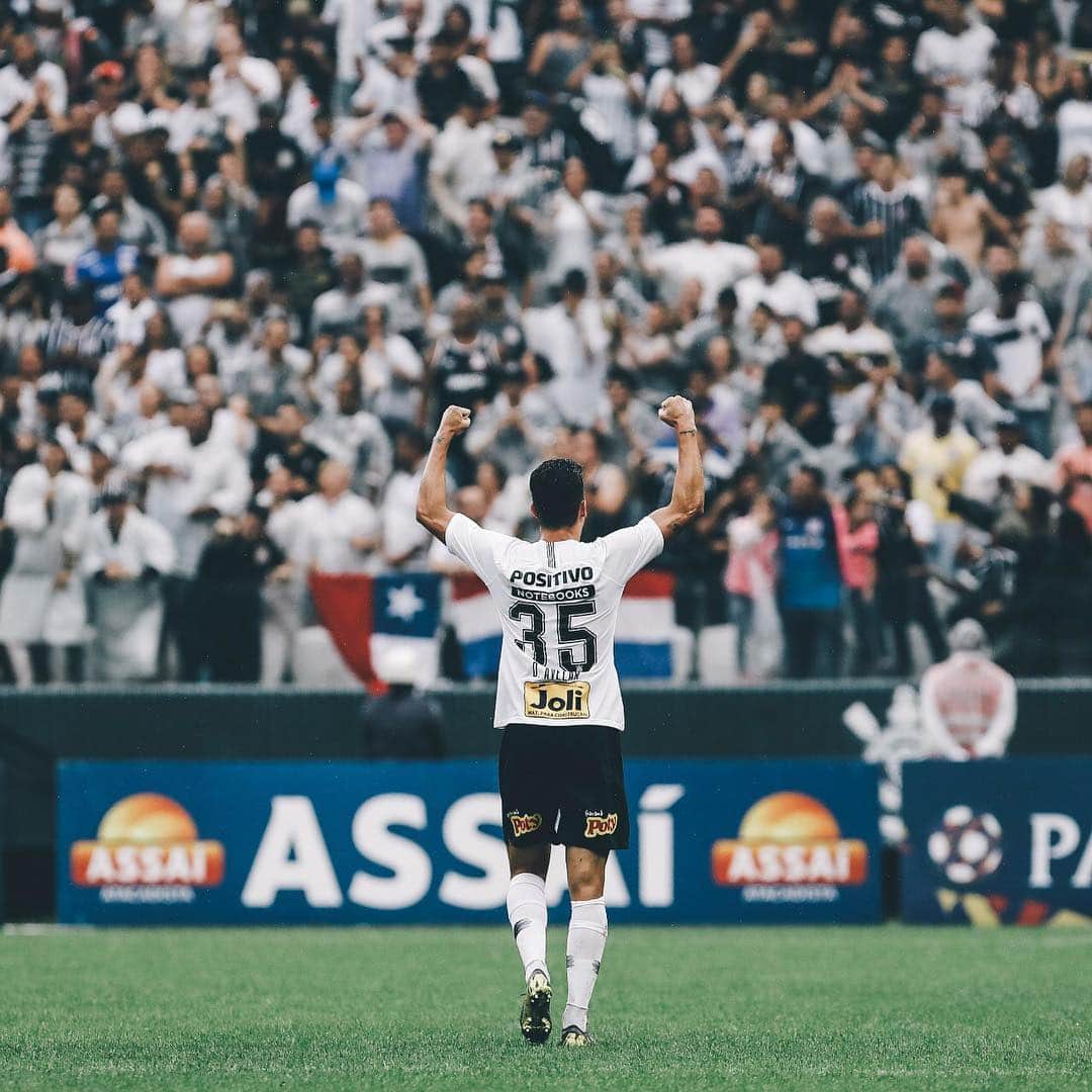 ダニーロ・フェルナンド・アベラールのインスタグラム：「Orgulho desse time, dessa camisa e dessa torcida! #AquiÉCorinthians 👊🏽」