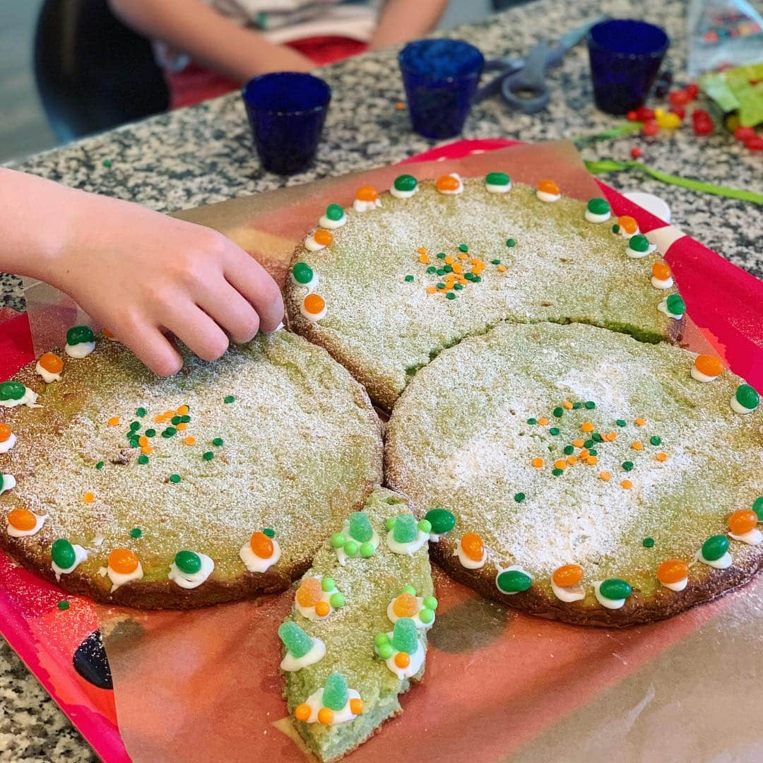 サラ・ラファティさんのインスタグラム写真 - (サラ・ラファティInstagram)「Well, we tried....happy St. Patrick’s Day! ☘️ #greencake」3月18日 7時17分 - iamsarahgrafferty