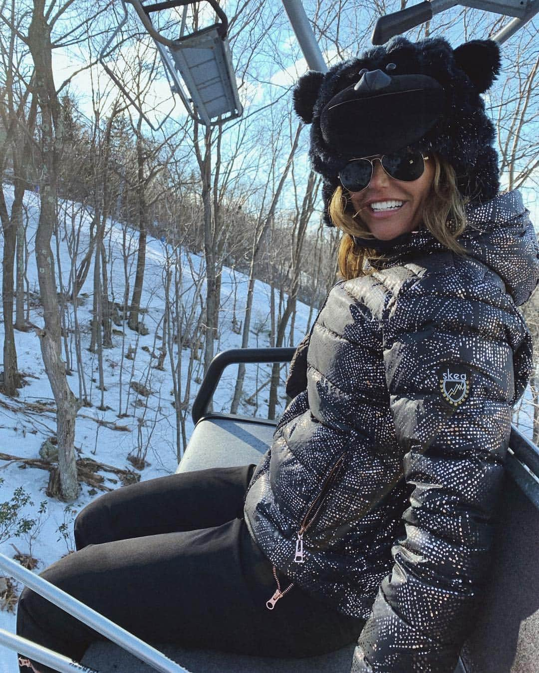 ケリー・キローレン・ベンサイモンさんのインスタグラム写真 - (ケリー・キローレン・ベンサイモンInstagram)「Yes, my helmet is a gorilla. Happy st Patrick’s day! Wearing @skealtd #iloveskiing」3月18日 7時28分 - kellybensimon