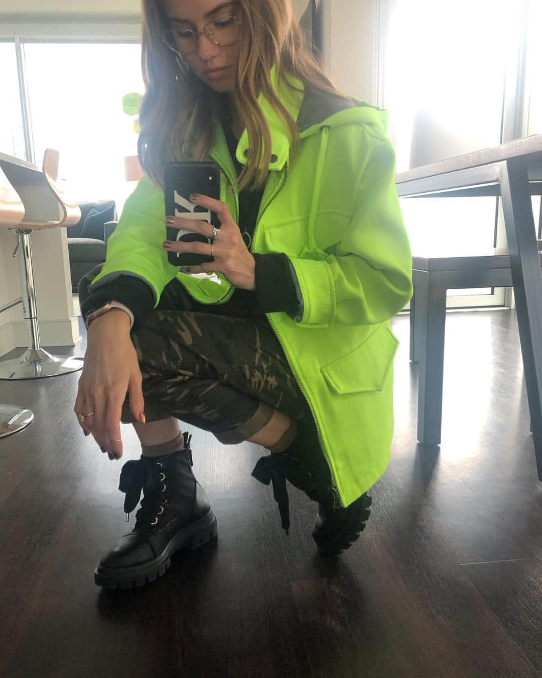 デビー・ライアンのインスタグラム：「According to the DNA test kits my parents got us for christmas, I’m only 7% Irish which rly isn’t even Ir-ish, but I’ll acknowledge the day by wearing neon bc ppl really stay pinching ppl out here」