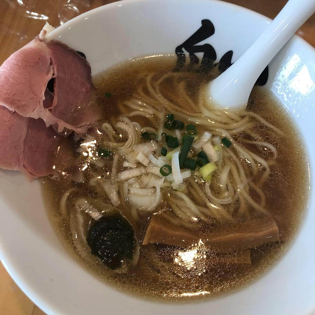 葛巻舞香さんのインスタグラム写真 - (葛巻舞香Instagram)「私はずっとこれが食べたかったのです。 I'd wanted to eat this for ages.  #岩手#大船渡#ラーメン#黒船second#貝だしラーメン#醤油#あっさり#コク#上品なスープ#鮑入り#肝を溶かすと#磯の香りがたまらない#つるつる麺#コリコリメンマ#ふわふわチャーシュー#食感と味がそれぞれ楽しめる#こだわりの一杯#前回はお休みだった#念願の#ひとりごはん#ごちそうさまでした#あー美味しい#また食べたい」3月18日 7時24分 - maika.kzm