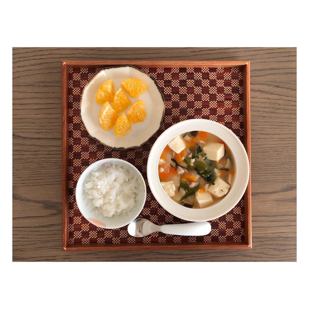 高垣麗子さんのインスタグラム写真 - (高垣麗子Instagram)「・ 朝5時からお腹の空いていた 娘のごはん。 白米 具沢山さんお味噌汁 甘夏 この後にライ麦パン ・ ・ 鼻垂れですが 今日も一日 元気いっぱい 笑顔いっぱい 楽しんでね。 ・ ・ #朝ごはん #娘ごはん #楽しくごはん」3月18日 7時24分 - reikotakagaki