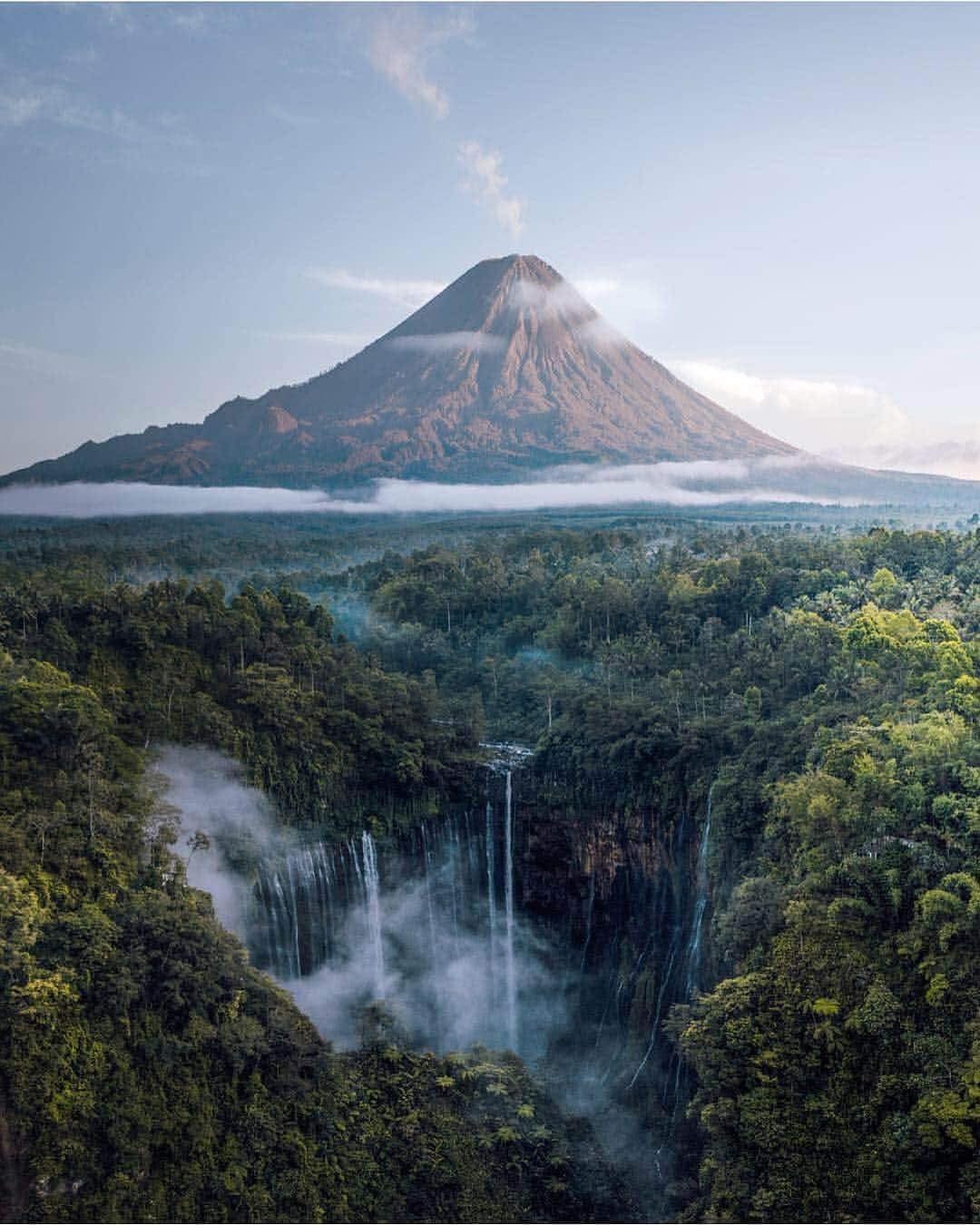 BEAUTIFUL DESTINATIONSさんのインスタグラム写真 - (BEAUTIFUL DESTINATIONSInstagram)「You know that feeling you get when you see an image that's so incredible it almost doesn't look real? That's how we're feeling about this shot of Tumpak Sewu, a stunning tiered waterfall whose backdrop features the highest mountain in Java. Are you going to add this surreal destination to your bucket list? (📷: @filippo_cesarini 📍: Tumpak Sewu Waterfall)」3月18日 7時25分 - beautifuldestinations