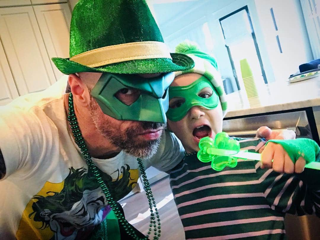 クリス・ドートリーさんのインスタグラム写真 - (クリス・ドートリーInstagram)「It’s all kinds of green up in this house today. #happystpatricksday ☘️」3月18日 7時36分 - chrisdaughtry