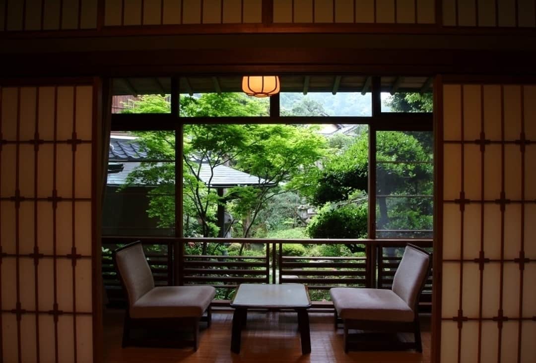 のインスタグラム：「今週は、「美しい庭園をもつ宿」をご紹介します🌱 . ゆったりと心身を癒すなら、文人にも愛された古湯にて。創業以来、変わらぬこころで在り続ける老舗旅館へ、足をはこんでみませんか？ . 📍西村屋本館 / 兵庫 . . . 気になる宿の詳細はプロフィールから▶ @relux_jp . #西村屋本館 #Relux #リラックス #旅行 #兵庫 #旅館 #国内旅行 #旅したくなるフォト #旅の記録 #大人の休日 #風景写真 #おでかけ #大人旅 #旅スタグラム #旅が好き #旅フォト #ダレカニミセタイケシキ #旅行好き #日本旅行 #庭園 #trip #travel #hyogo  #unknownjapan #japantravel #ig_japan #instatravelgram #instatravelling #traveljapan #japantravelphoto」