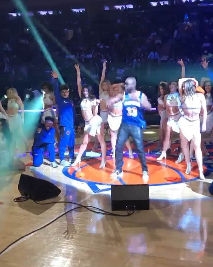ワイクリフ・ジョンのインスタグラム：「If u a true Carnival fan u will remember on the album when I said “will the knicks when the championship this year “ well they did not make the playoffs this year  but it was great to watch a lakers verses knicks game and jump on stage at halftime!!! Big thanks to @nyknicks @thegarden @bclentertainment @bettie」