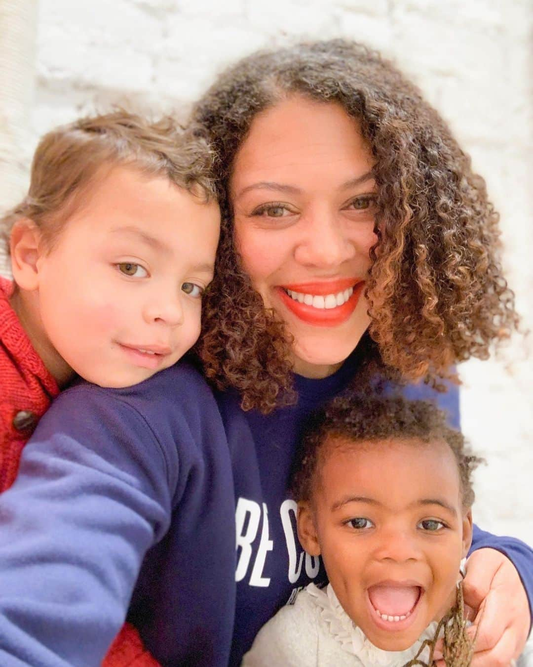 ミシェル・オバマさんのインスタグラム写真 - (ミシェル・オバマInstagram)「We’re halfway through #WomensHistoryMonth, and today I’m highlighting one of our country’s incredible military spouses—Kiesha Yokers, who came to my show in New York City in December with @bluestarfamilies. She’s a mother to two beautiful children. She’s a Navy wife. She’s an advocate for adoption. And she’s passionate about helping women of color build healthier lives. Like so many military spouses, she’s got a lot on her plate. After years of moving around the world with her Naval husband, Keisha stopped teaching elementary school to raise her two children. Soon enough, she decided to change her career path. Kiesha took the leap and started @greenandwellbeauty with the desire to see women of color live longer, healthier lives. It's become an inspiring and safe place to talk about issues close to Kiesha’s heart. Do you have a "swerve moment" that changed your path in life? Share in the comments below! #IAmBecoming」3月18日 7時35分 - michelleobama