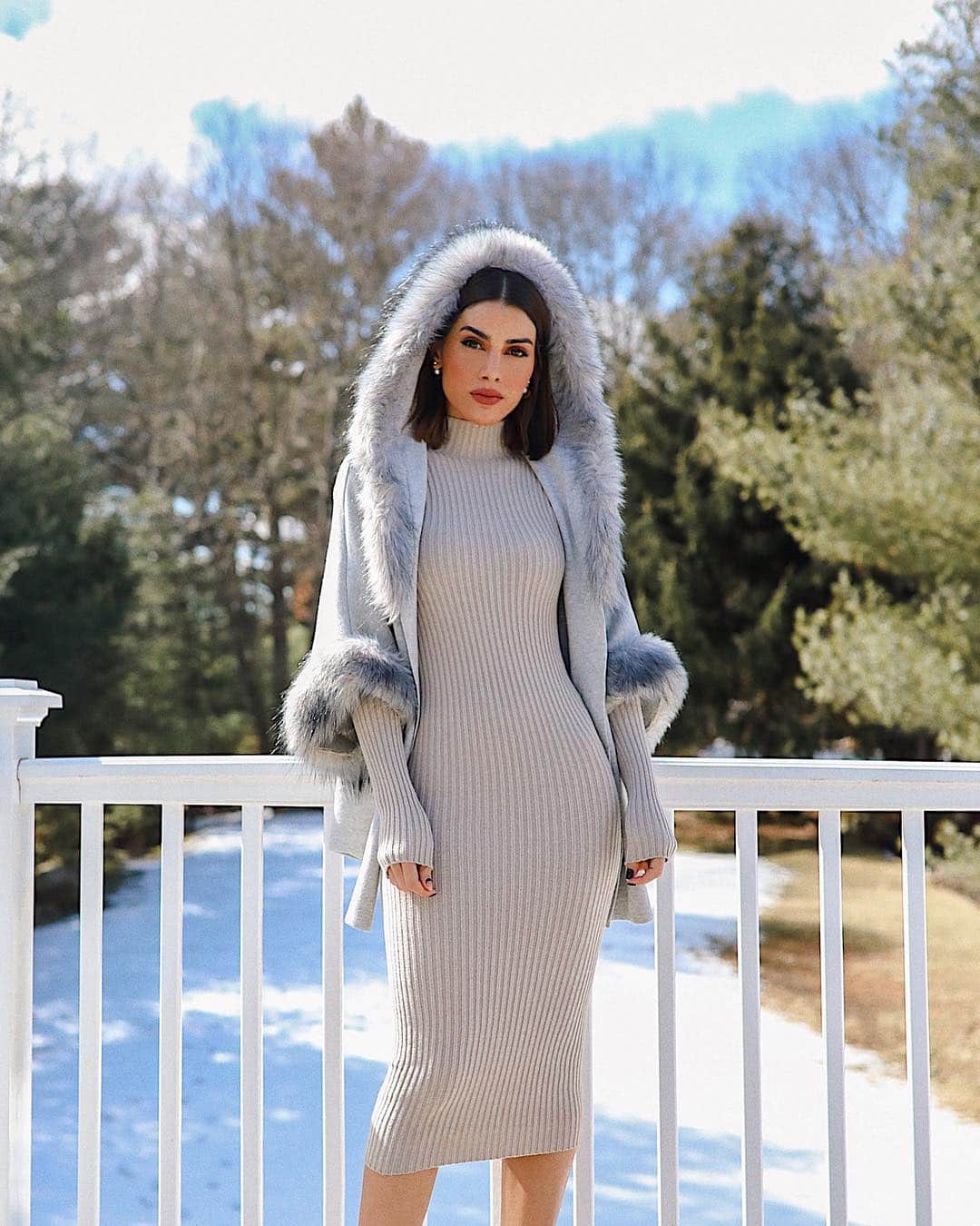 Camila Coelhoさんのインスタグラム写真 - (Camila CoelhoInstagram)「Cozy Sunday mood🖤 Domingo com o estilo de look que mais amo - quentinho e confortável, usando vestido em tricot + poncho chiquérrimo (com pele fake) da nova coleção de Inverno da @anselmi 🥰 #lookdodia #ootd #winteroutfit」3月18日 7時44分 - camilacoelho