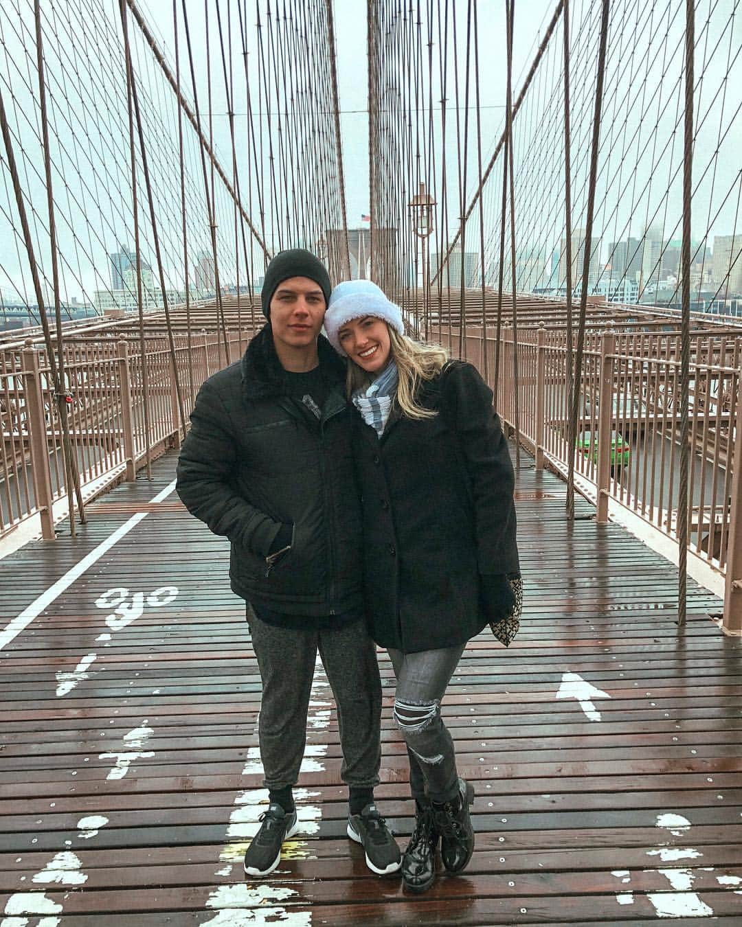 ナターリア・ガウジオさんのインスタグラム写真 - (ナターリア・ガウジオInstagram)「Brooklyn Bridge... Saudades desse friozinho de congelar!! 😍✨❄️☃️🌁🇺🇸🙏🏼💑❤️ #brooklyn #brooklynbridge #inlove #usa #trip #cold #nyc #newyork #manhattan  #frozen」3月18日 8時06分 - natigaudio