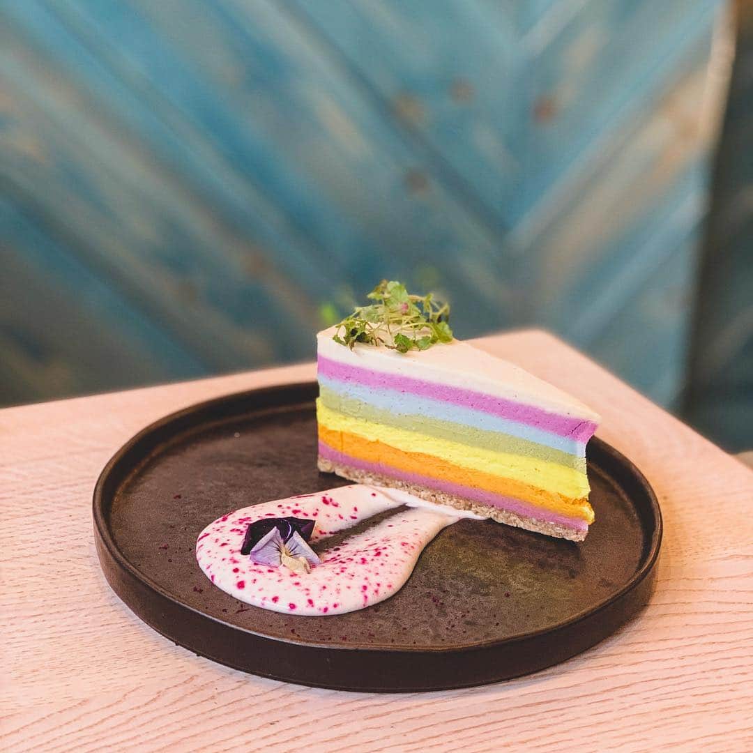 Eat With Steph & Coさんのインスタグラム写真 - (Eat With Steph & CoInstagram)「Which one would you pick? Raw rainbow coloured lemon cheesecake, or double choc cake with vanilla ice cream. I’ll take both 😝📷 @verna.banana #eattherainbow #vegan #raw #vegandessert #cheesecake #chocolate #vanilla #yum #invite」3月18日 7時48分 - eatwithsteph_ldn