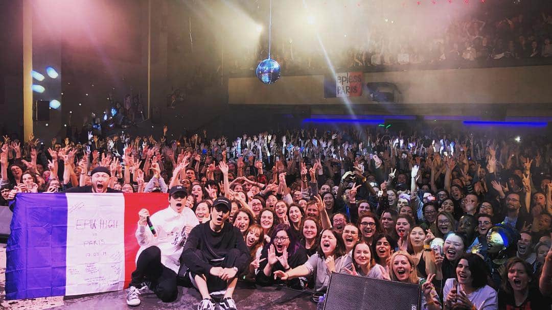 TABLO さんのインスタグラム写真 - (TABLO Instagram)「sleepless in #PARIS!!! Sold out show in a beautiful city! You were ART ITSELF tonight!!! MERCI BEAUCOUP!!!!! #epikhigh2019tour」3月18日 7時53分 - blobyblo