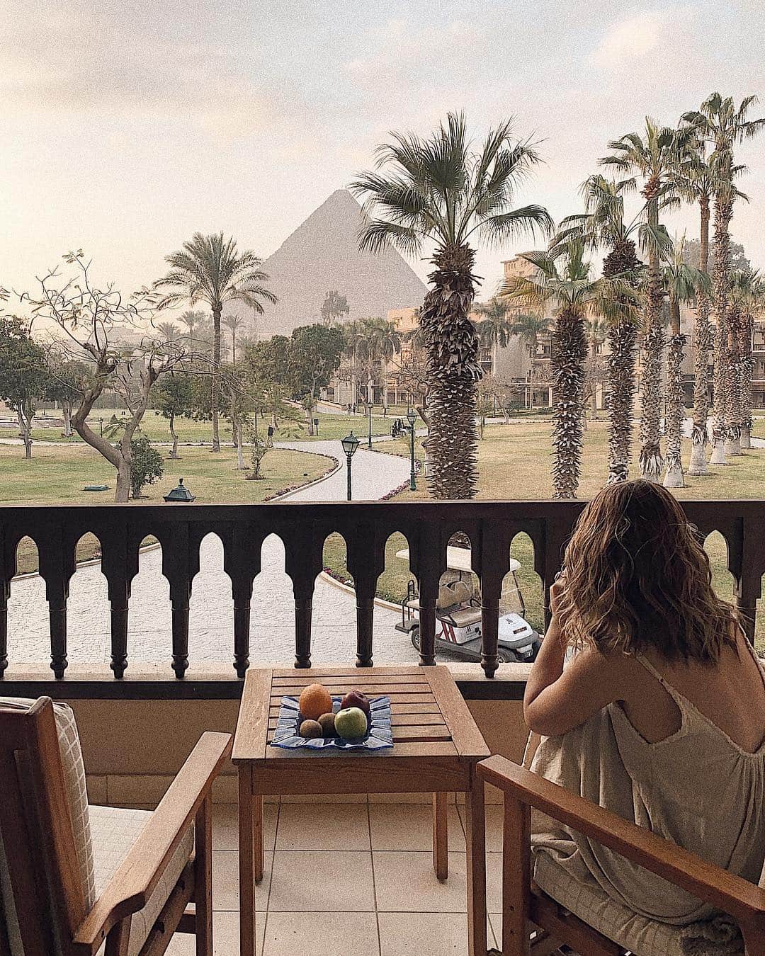 Manamiのインスタグラム：「🏨 @marriottmenahousecairo ㅤ Cairo2つ目のHotelは #marriotmenahousehotelcairo Pyramid viewのお部屋😍😍😍 ピラミッドの入り口まで徒歩5分でした🚶‍♀️ おかげでピラミッド一番乗り🐪✨笑 ㅤ Thanks @marriottmenahousecairo ❤️」