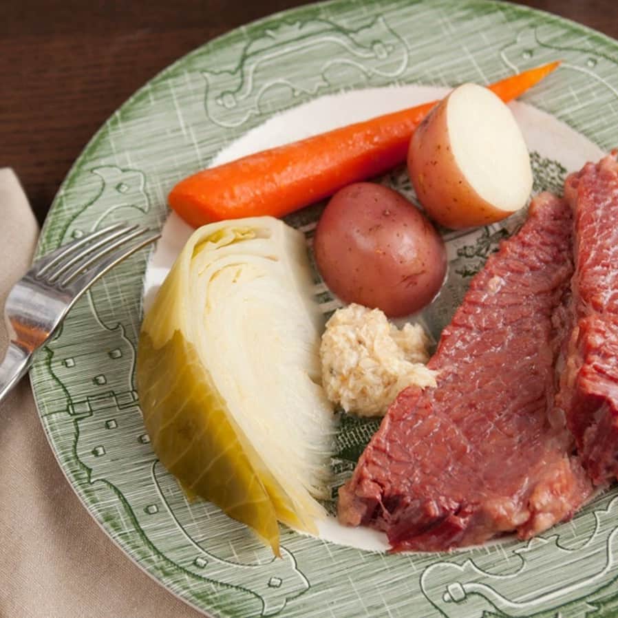 Food & Wineさんのインスタグラム写真 - (Food & WineInstagram)「Happy St. Patrick's Day! Who else has corned beef and cabbage on the menu tonight? Recipe link in our bio. 📷: David Steele」3月18日 8時01分 - foodandwine