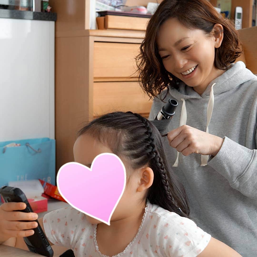 佐藤純さんのインスタグラム写真 - (佐藤純Instagram)「土曜日は、、仲良しのママ友の娘ちゃんの卒園式🌸  朝、ママ友のお家に行き、娘ちゃんのヘアアレンジとママのヘアアレンジのお手伝いをさせてもらいました。  娘ちゃんは編み込み。  ママはくるりんぱ。  小さい頃から知ってる娘ちゃん💕  うちの娘がまだ保育園へ通っている頃、私をみつけると走って抱きついてきてくれたころが懐かしい。  可愛くて可愛くて、娘を迎えに行きながら、毎回ギューとしてたな～。 そんな娘ちゃんの素敵な日にお手伝いができて私も幸せ😊  保育園の入口まで、お見送りしに行っちゃったよね😁(笑)  行ってらっしゃ～い👋😃 卒園おめでとう🌸  #ヘアアレンジ #子供ヘアアレンジ #娘ヘアアレンジ #娘じゃないけど娘みたいなもん #可愛い #大好き #編み込み #編み込みアレンジ #編み込みヘアアレンジ #卒園式 #卒園おめでとう #ママ友 #ママ#ママモデル#モデル #mama #mamamodel #model」3月18日 8時01分 - junsatoidea