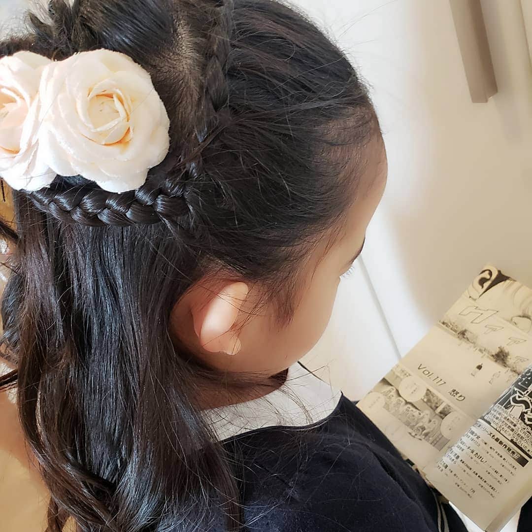 佐藤純さんのインスタグラム写真 - (佐藤純Instagram)「土曜日は、、仲良しのママ友の娘ちゃんの卒園式🌸  朝、ママ友のお家に行き、娘ちゃんのヘアアレンジとママのヘアアレンジのお手伝いをさせてもらいました。  娘ちゃんは編み込み。  ママはくるりんぱ。  小さい頃から知ってる娘ちゃん💕  うちの娘がまだ保育園へ通っている頃、私をみつけると走って抱きついてきてくれたころが懐かしい。  可愛くて可愛くて、娘を迎えに行きながら、毎回ギューとしてたな～。 そんな娘ちゃんの素敵な日にお手伝いができて私も幸せ😊  保育園の入口まで、お見送りしに行っちゃったよね😁(笑)  行ってらっしゃ～い👋😃 卒園おめでとう🌸  #ヘアアレンジ #子供ヘアアレンジ #娘ヘアアレンジ #娘じゃないけど娘みたいなもん #可愛い #大好き #編み込み #編み込みアレンジ #編み込みヘアアレンジ #卒園式 #卒園おめでとう #ママ友 #ママ#ママモデル#モデル #mama #mamamodel #model」3月18日 8時01分 - junsatoidea