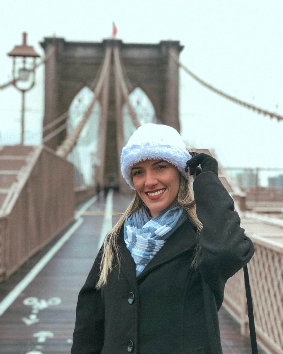 ナターリア・ガウジオのインスタグラム：「Brooklyn Bridge... Saudades desse friozinho de congelar!! 😍✨❄️☃️🌁🇺🇸🙏🏼💑❤️ #brooklyn #brooklynbridge #inlove #usa #trip #cold #nyc #newyork #manhattan  #frozen」