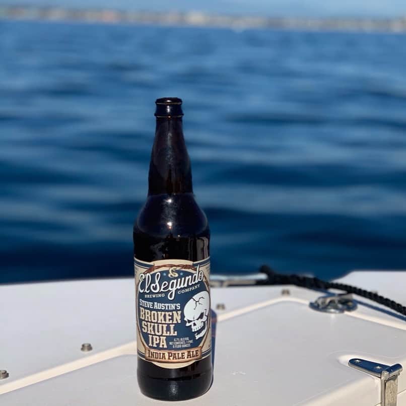 ストーン・コールド・スティーブ・オースチンのインスタグラム：「Friend of mine was out on the water and sent me this picture. My friend knows good beer.. #brokenskullipa from me and @esbcbrews. The best IPA in America.  AND THAT’S THE BOTTOM LINE!! HAPPY ST. PATRICK’S DAY!」