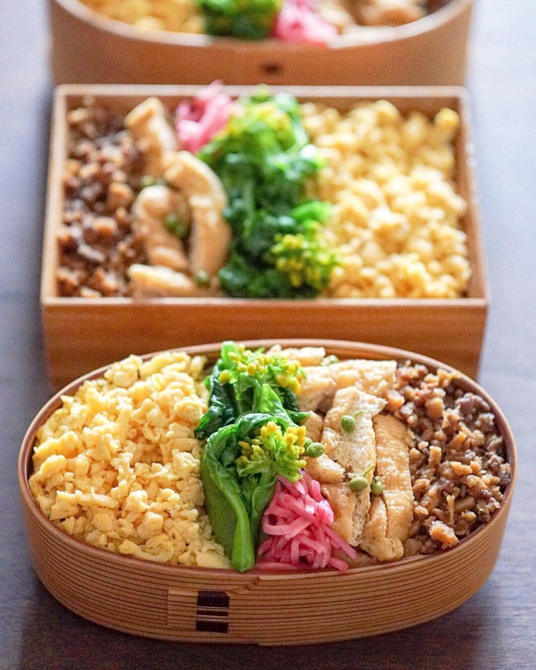 Chiharu Ko8yacさんのインスタグラム写真 - (Chiharu Ko8yacInstagram)「◯三色弁当◯ ・ 高野豆腐と牛の生姜そぼろ きつね山椒煮 菜の花とアスパラのおひたし たまごそぼろ ・ お肉が足らずに高野豆腐でかさ増し 休暇明けでバタバタの1週間を乗り切って 冷蔵庫が空っぽ月曜日 ・ 春はソワソワするなしかし！ きっちり予定が立たないのにやること満載 何か大きなミスをしそうでこわい ・ ムスメの時も購入した無印の新生活セット(冷蔵庫・洗濯機・電子レンジ)が配送可能指定日が4／11以降とか、、、 間に合わんじゃないですか バラバラに大型の荷物が届くのって大変だよね💨 ・ #お弁当 #弁当 #bento #obento #lunchbox #曲げわっぱ #わっぱ #公長齋小菅 #そぼろ弁当 #三色丼 #三色弁当」3月18日 8時08分 - ko8yac
