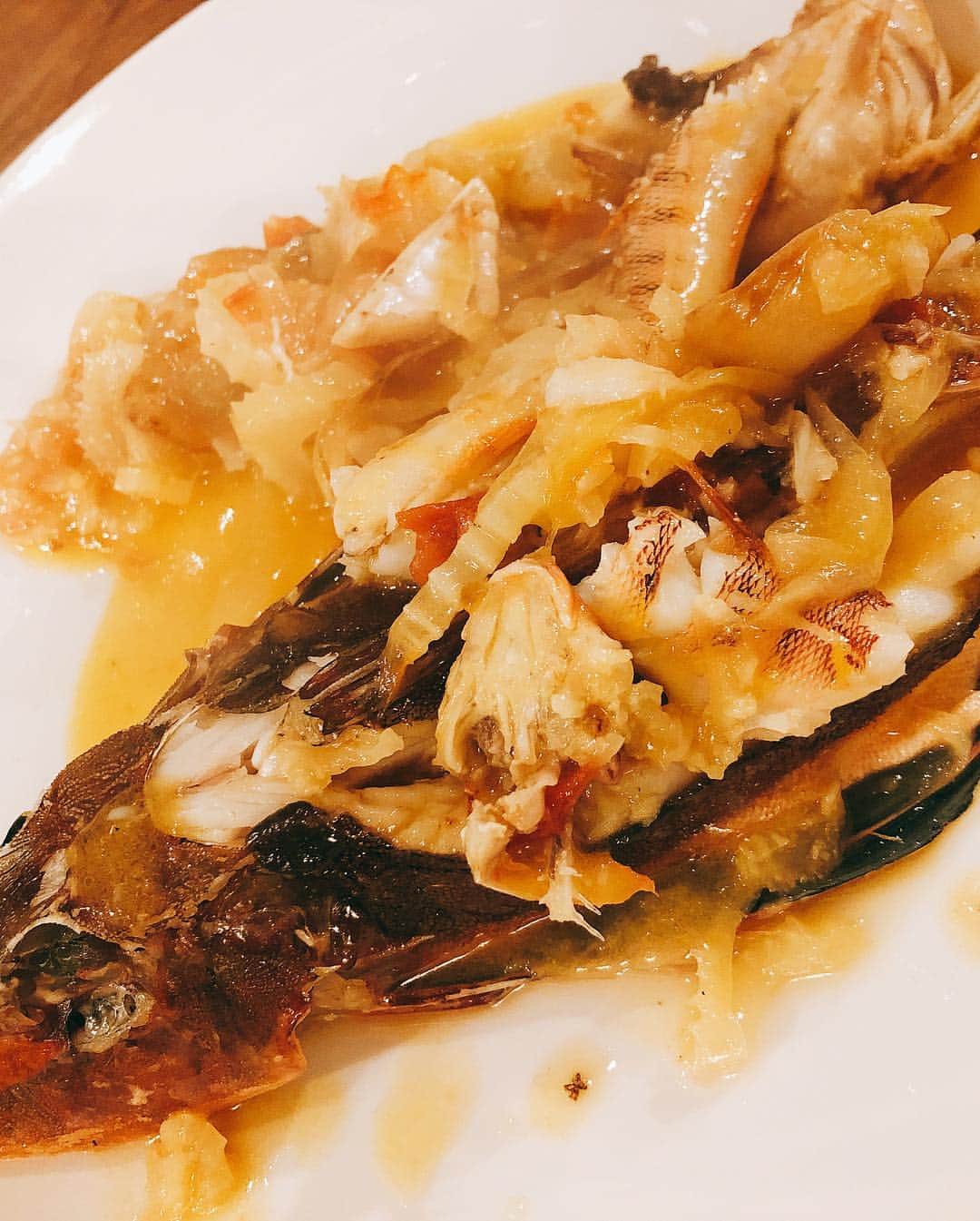 里美ゆりあさんのインスタグラム写真 - (里美ゆりあInstagram)「美味しかったぁ☆°｡⋆⸜(* ॑꒳ ॑* )⸝大将ありがとうございました╮ (. ❛ ᴗ ❛.) ╭ #真鯛#サメ#ユメカサゴ#ハゼ#ホウボウ#刺身#アクアパッツァ#魚#釣り#海釣り」3月18日 8時09分 - satomiyuria