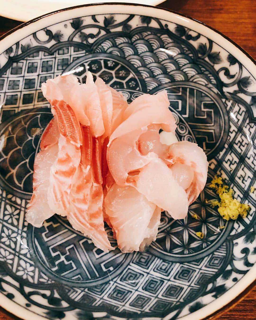 里美ゆりあさんのインスタグラム写真 - (里美ゆりあInstagram)「美味しかったぁ☆°｡⋆⸜(* ॑꒳ ॑* )⸝大将ありがとうございました╮ (. ❛ ᴗ ❛.) ╭ #真鯛#サメ#ユメカサゴ#ハゼ#ホウボウ#刺身#アクアパッツァ#魚#釣り#海釣り」3月18日 8時09分 - satomiyuria