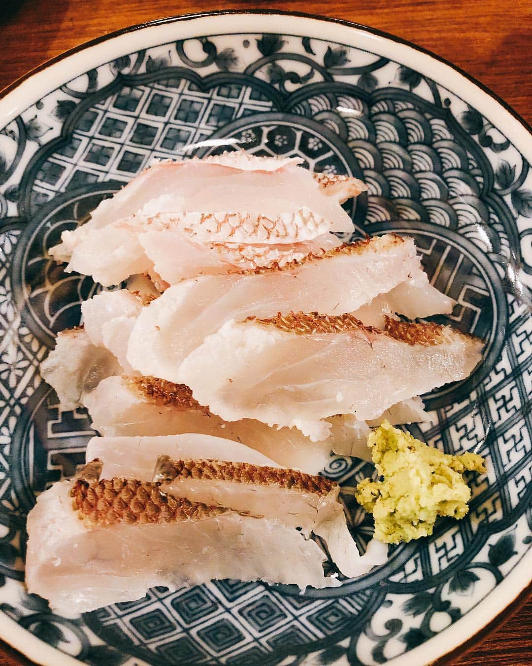 里美ゆりあのインスタグラム：「美味しかったぁ☆°｡⋆⸜(* ॑꒳ ॑* )⸝大将ありがとうございました╮ (. ❛ ᴗ ❛.) ╭ #真鯛#サメ#ユメカサゴ#ハゼ#ホウボウ#刺身#アクアパッツァ#魚#釣り#海釣り」