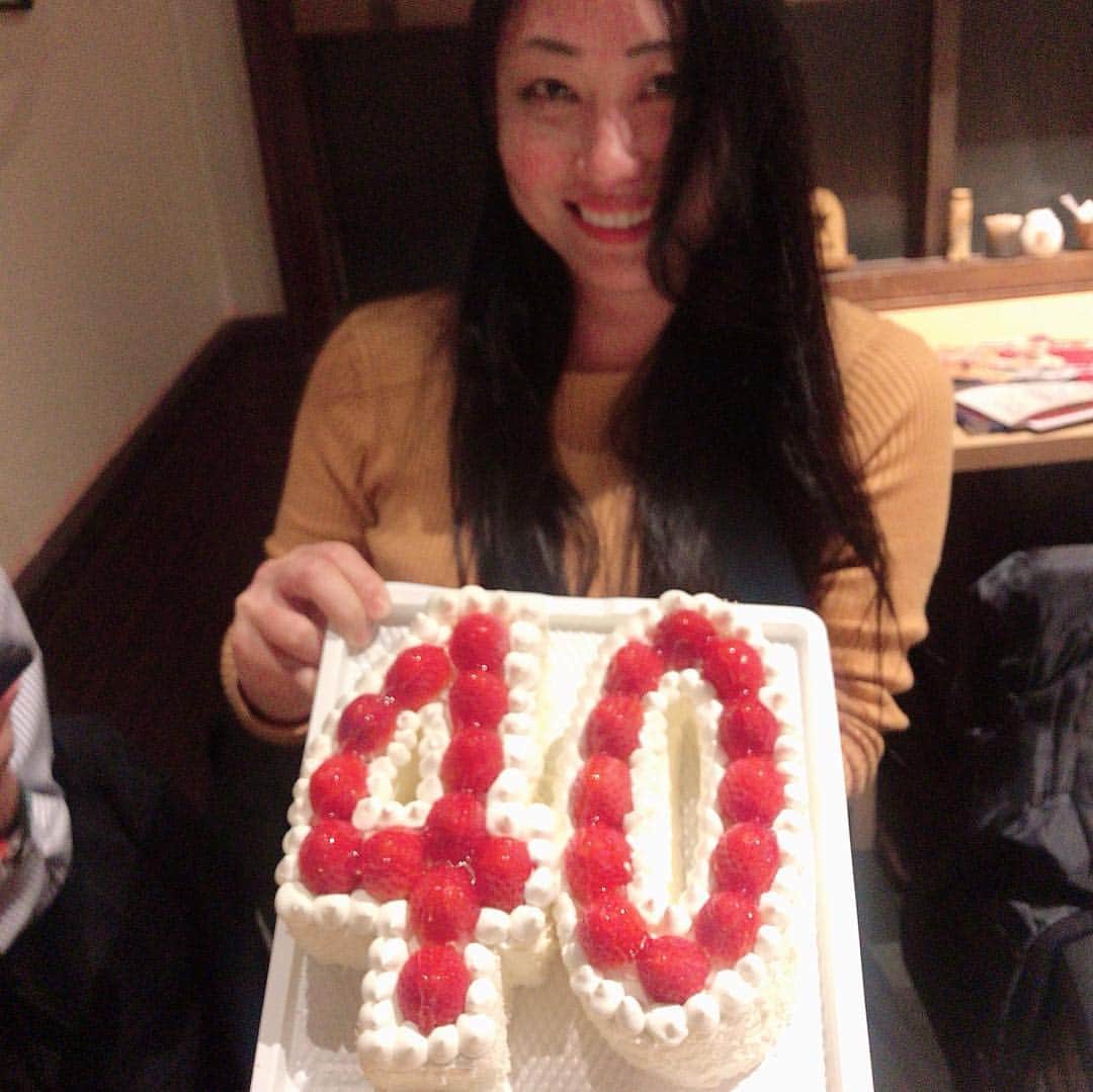 野口綾子さんのインスタグラム写真 - (野口綾子Instagram)「先日の、@shimauta_32 のサプライズバースデー🎂🎉 サプライズでお祝いできて良かった♡ 壇蜜さんモノマネに温泉ソムリエに、今年も頑張ってね😚🌸🌸🌸🌸🎂🦜 . #誕生日 #birthday #モノマネ芸人」3月18日 8時09分 - ayako__n