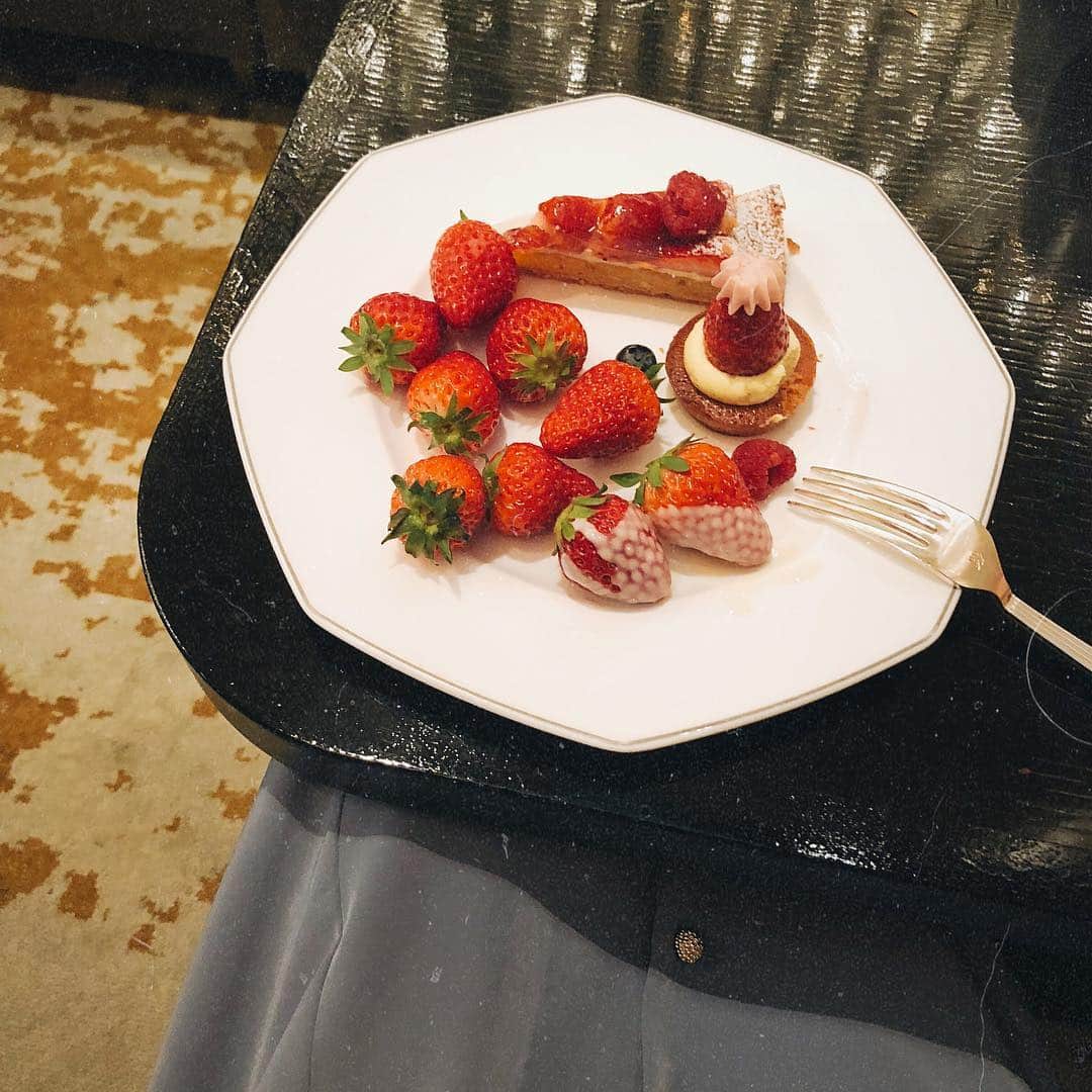 のインスタグラム：「苺好きの @arii_m36 の誕生日はインターコンチの苺ブュッフェでサプライズ🍓❤︎ 大好きな4人で今年も祝えて嬉しい👼🏻 おめでとう🍰🥂👰🏼 (おとぴのなんとも言えない表情😂) #happybirthday」